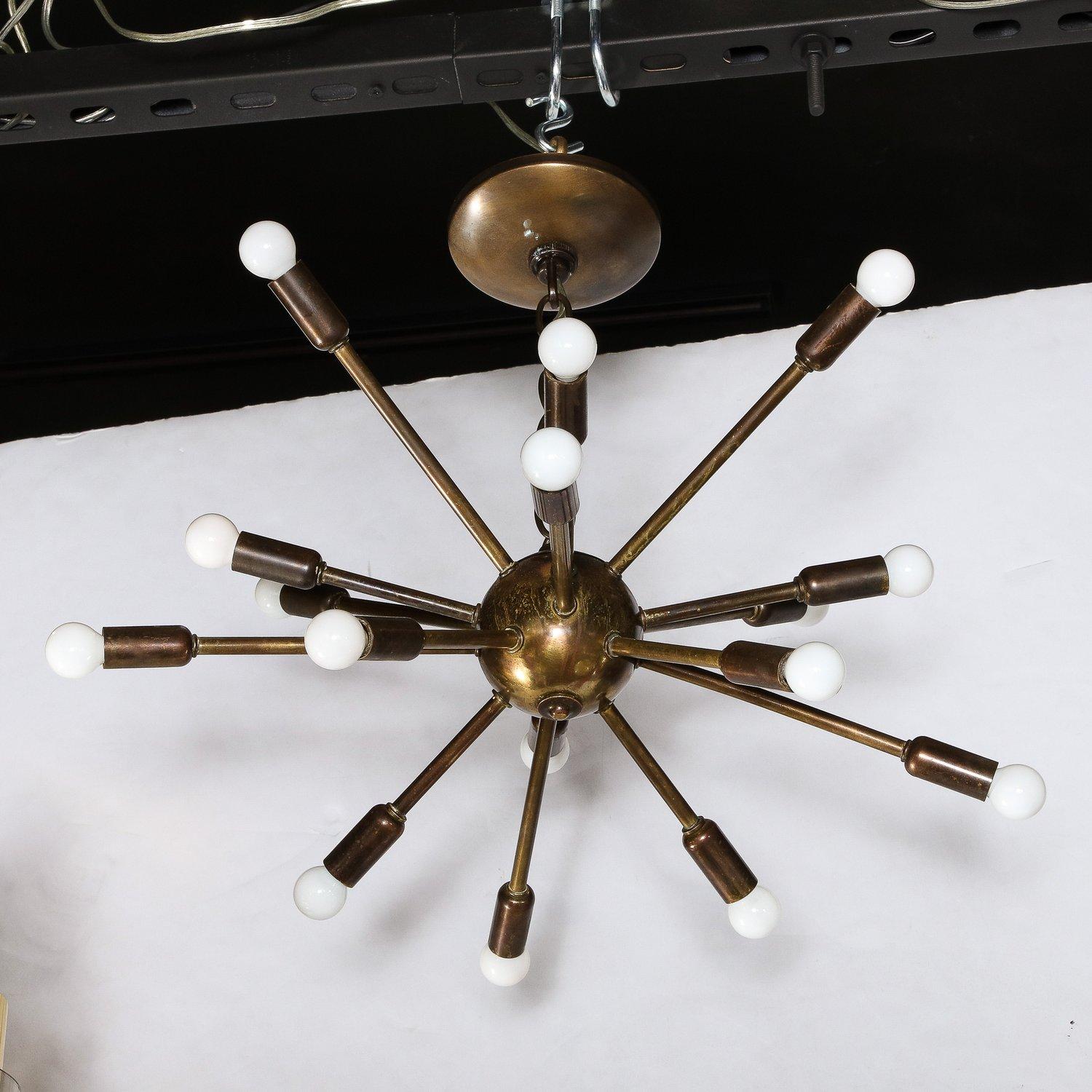 Mid-Century moderno Lampadario scultoreo Sputnik a sedici bracci in bronzo della modernità di metà secolo in vendita