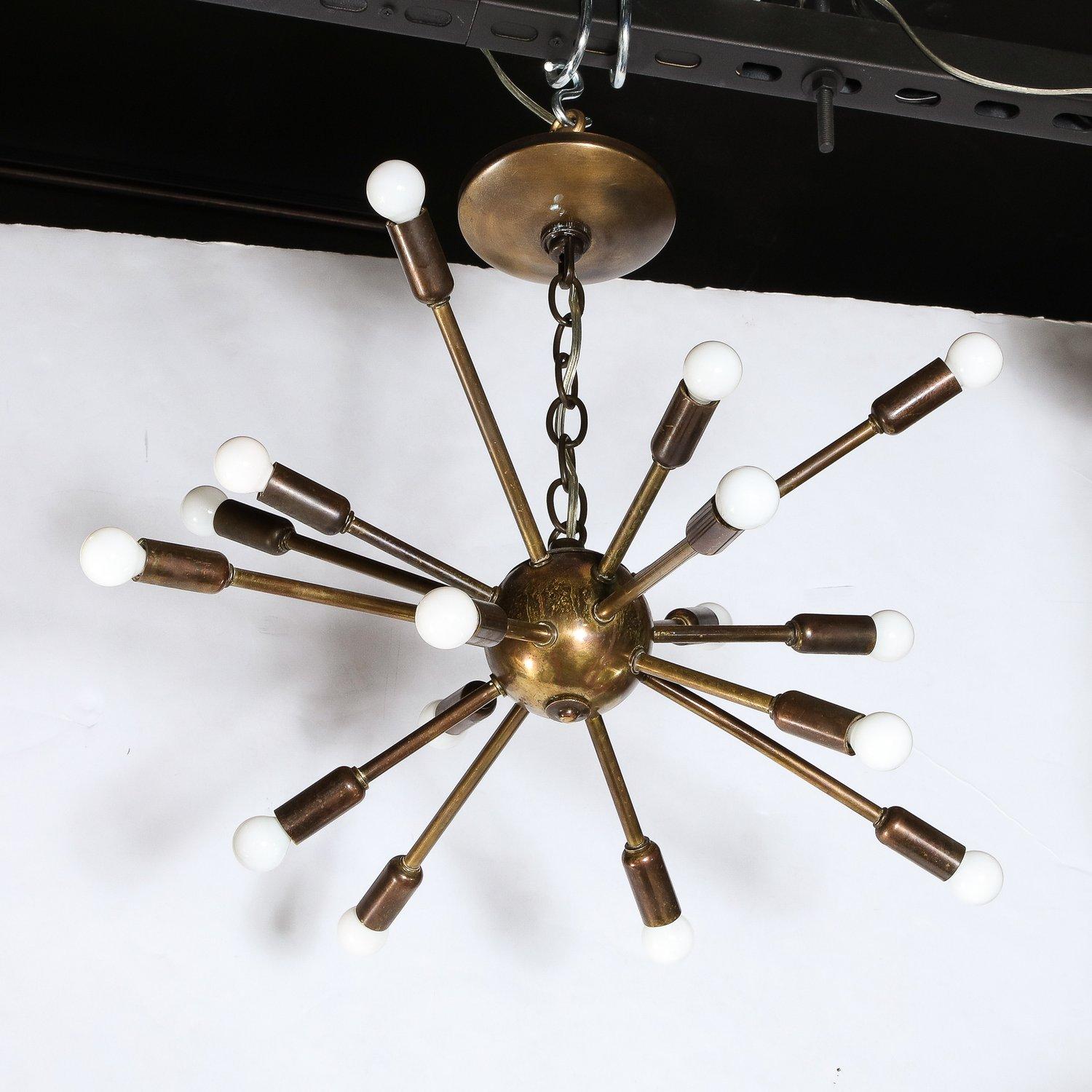 Italiano Lampadario scultoreo Sputnik a sedici bracci in bronzo della modernità di metà secolo in vendita