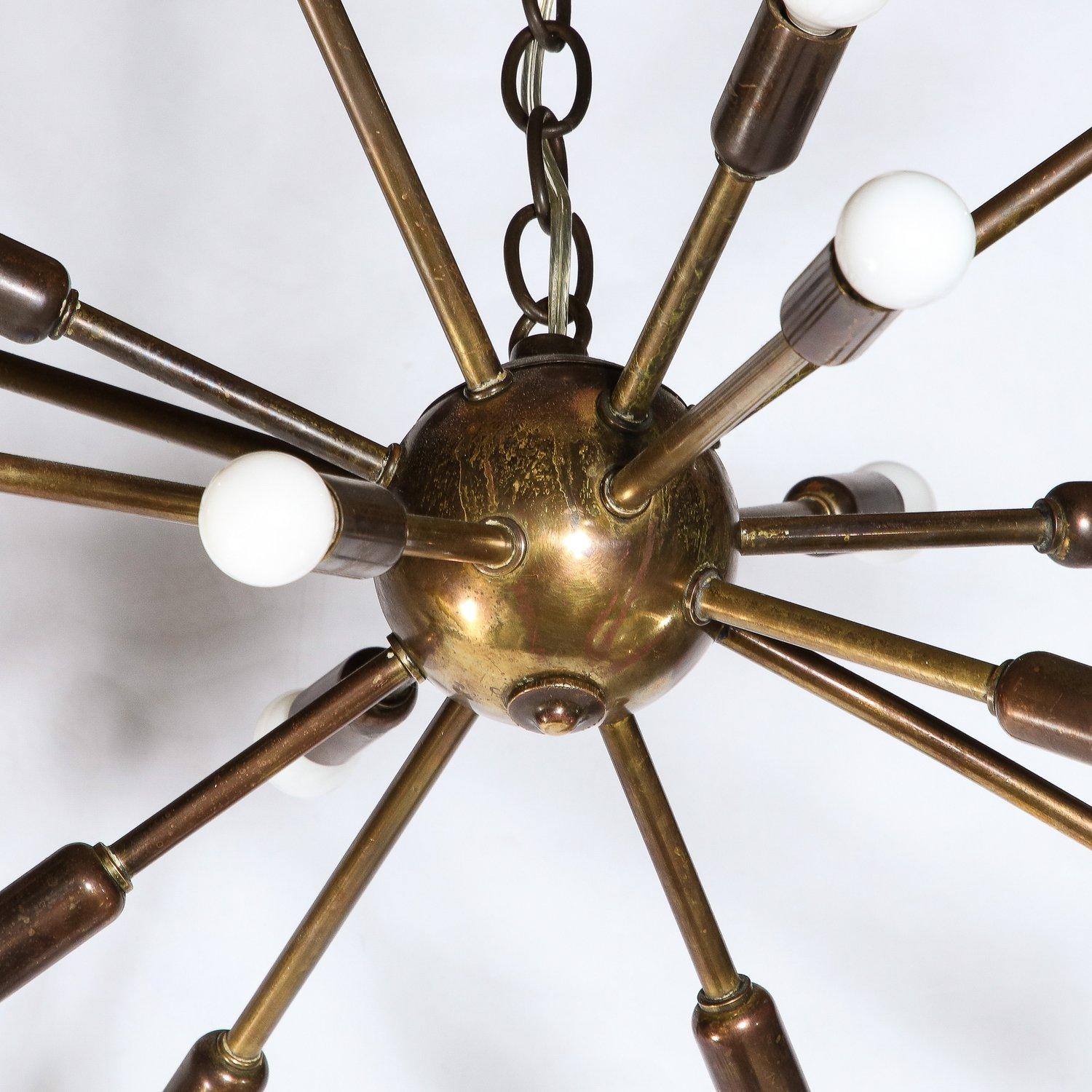 Lampadario scultoreo Sputnik a sedici bracci in bronzo della modernità di metà secolo In condizioni ottime in vendita a New York, NY