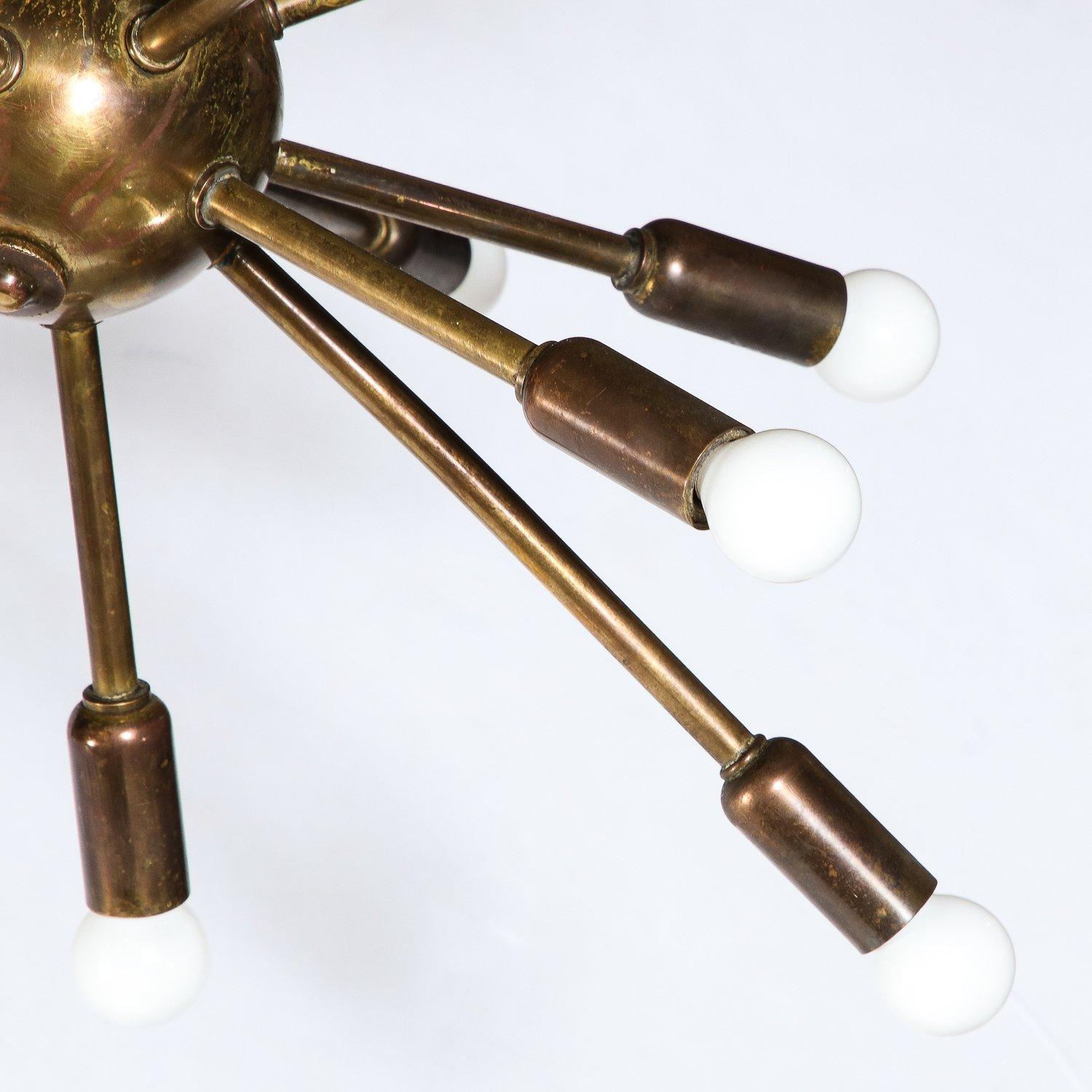 Metà XX secolo Lampadario scultoreo Sputnik a sedici bracci in bronzo della modernità di metà secolo in vendita