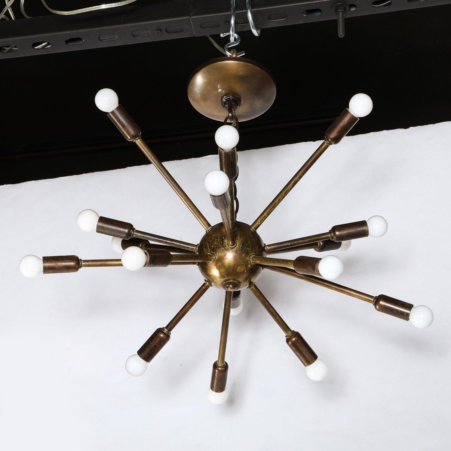 Bronzo Lampadario scultoreo Sputnik a sedici bracci in bronzo della modernità di metà secolo in vendita