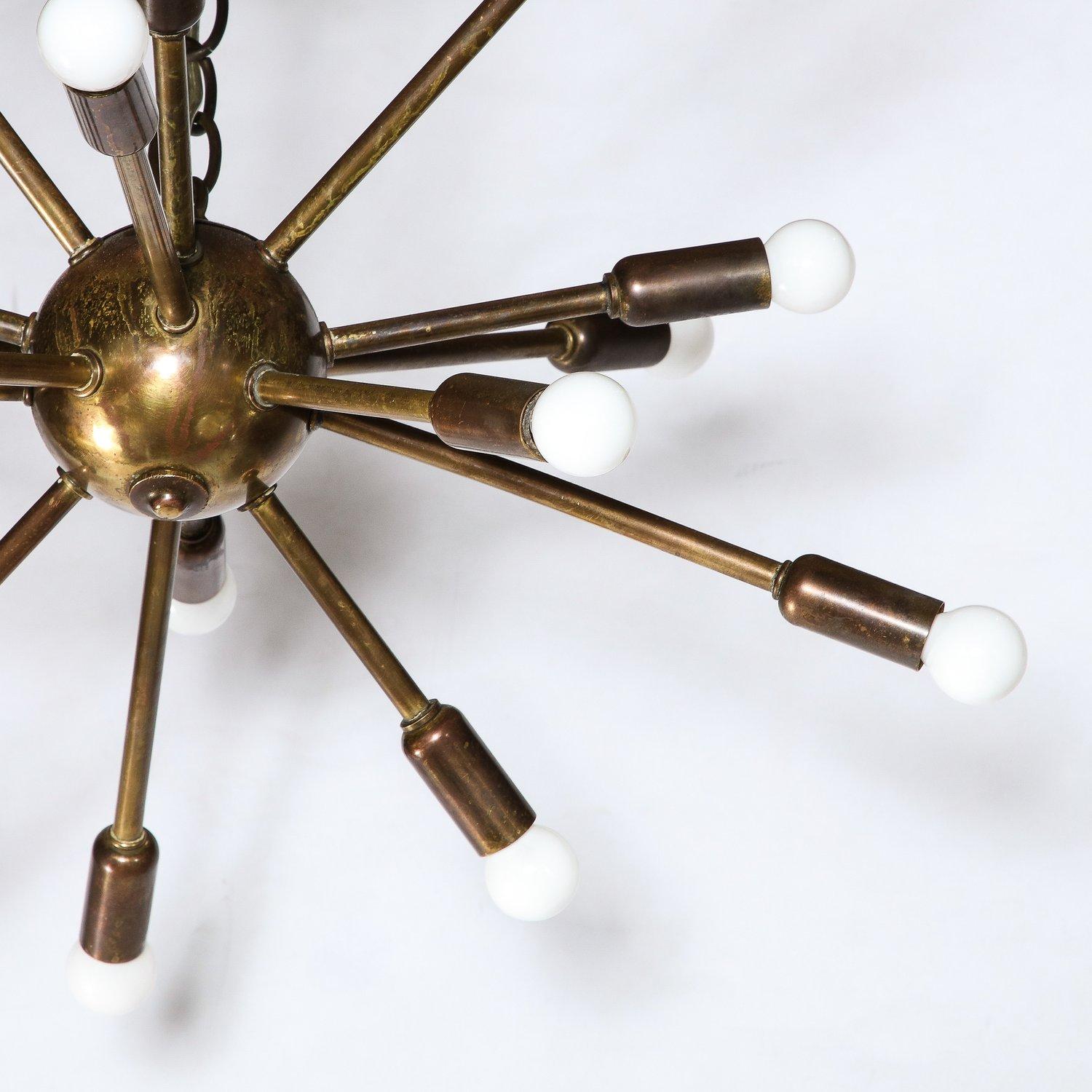 Lampadario scultoreo Sputnik a sedici bracci in bronzo della modernità di metà secolo in vendita 1