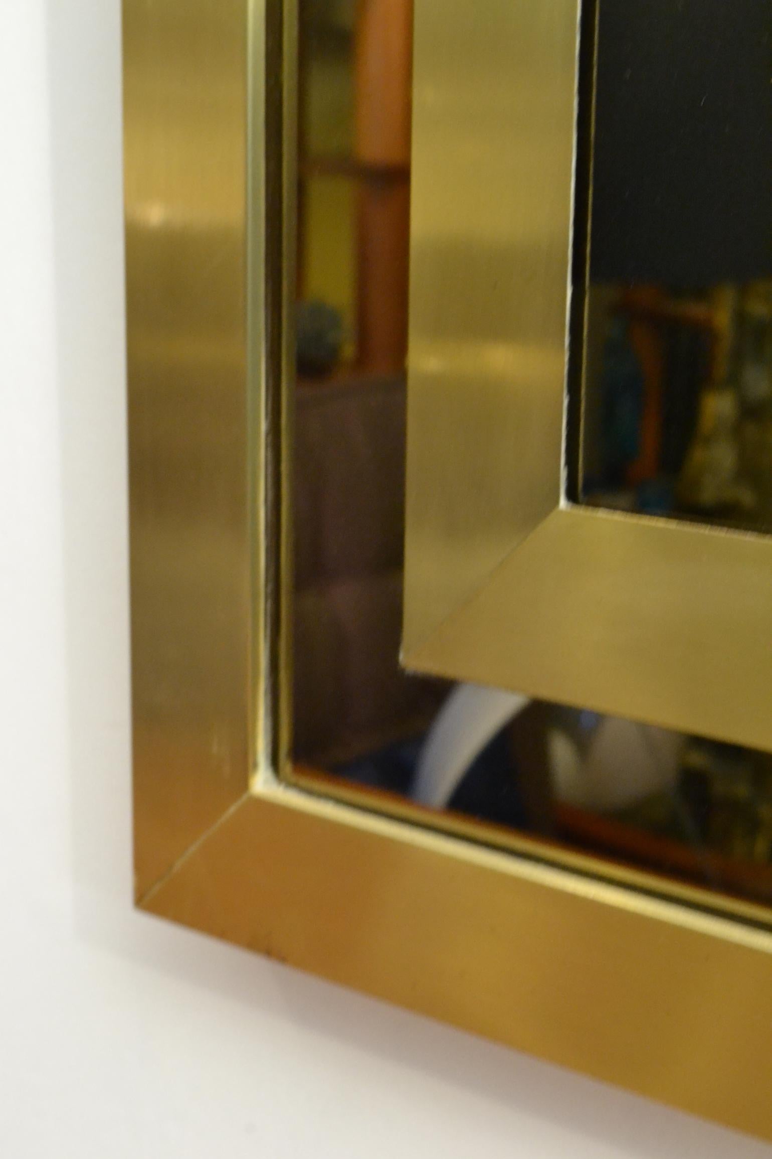 Belge Miroir rectangulaire teinté bronze avec cadre en laiton en vente