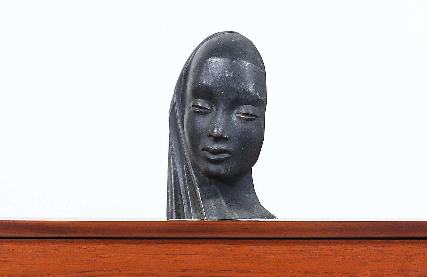 modern lady bust sculpture
