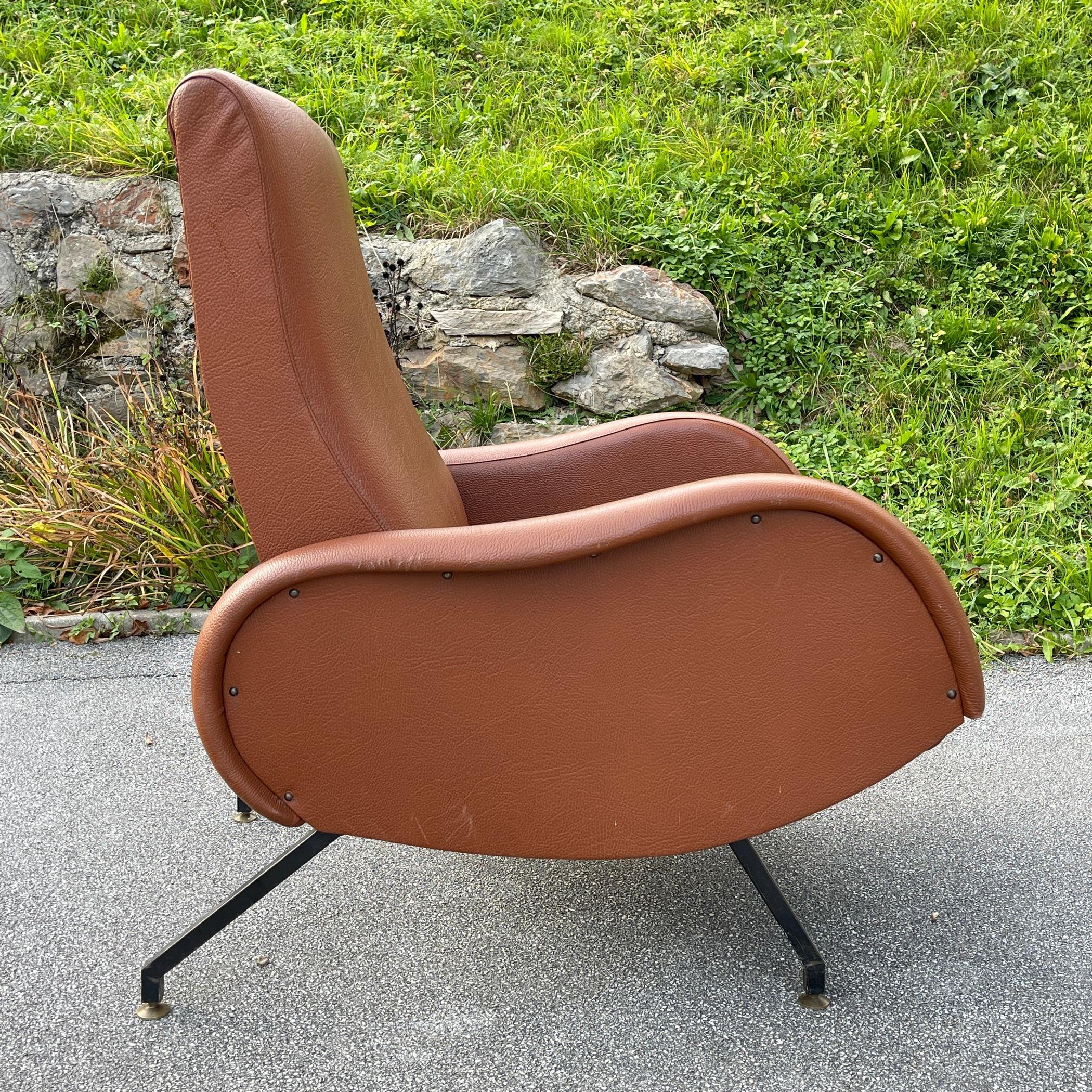 Mid-Century Modern Brown Armchair with Footrest Italy, 1960s In Good Condition In Miklavž Pri Taboru, SI