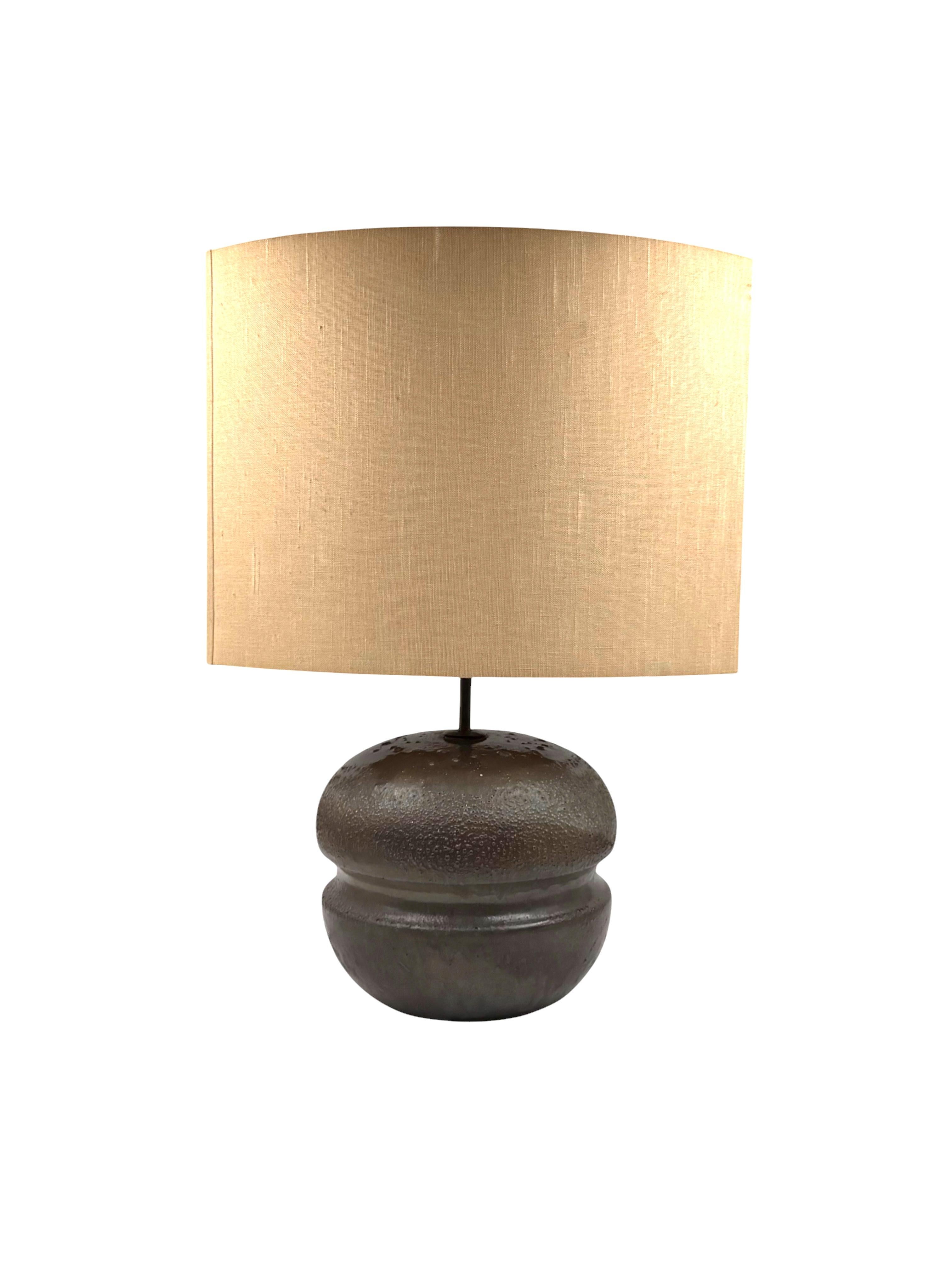 Mid-century modern brown ceramic lamp base,  France 1960s en venta 10