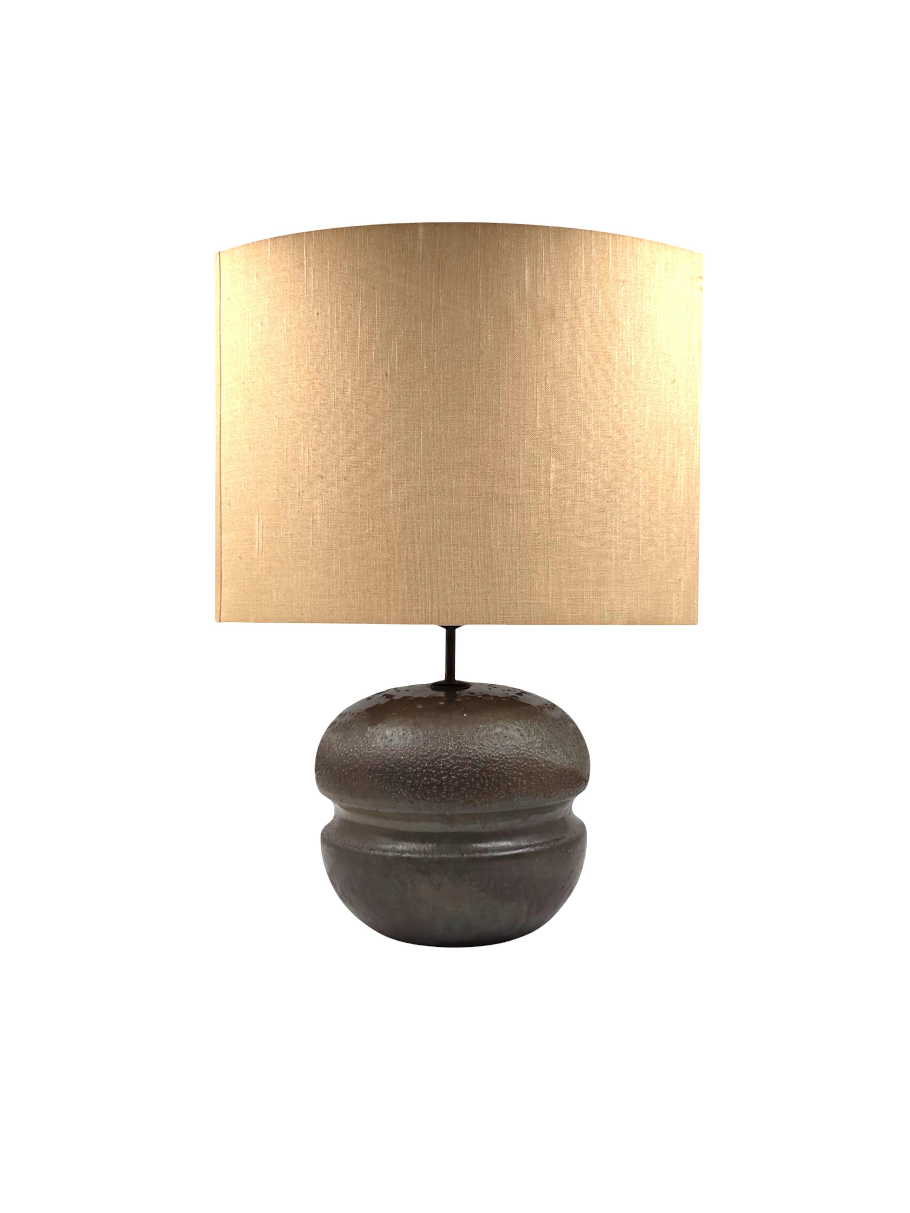 Mid-century modern brown ceramic lamp base,  France 1960s en venta 11
