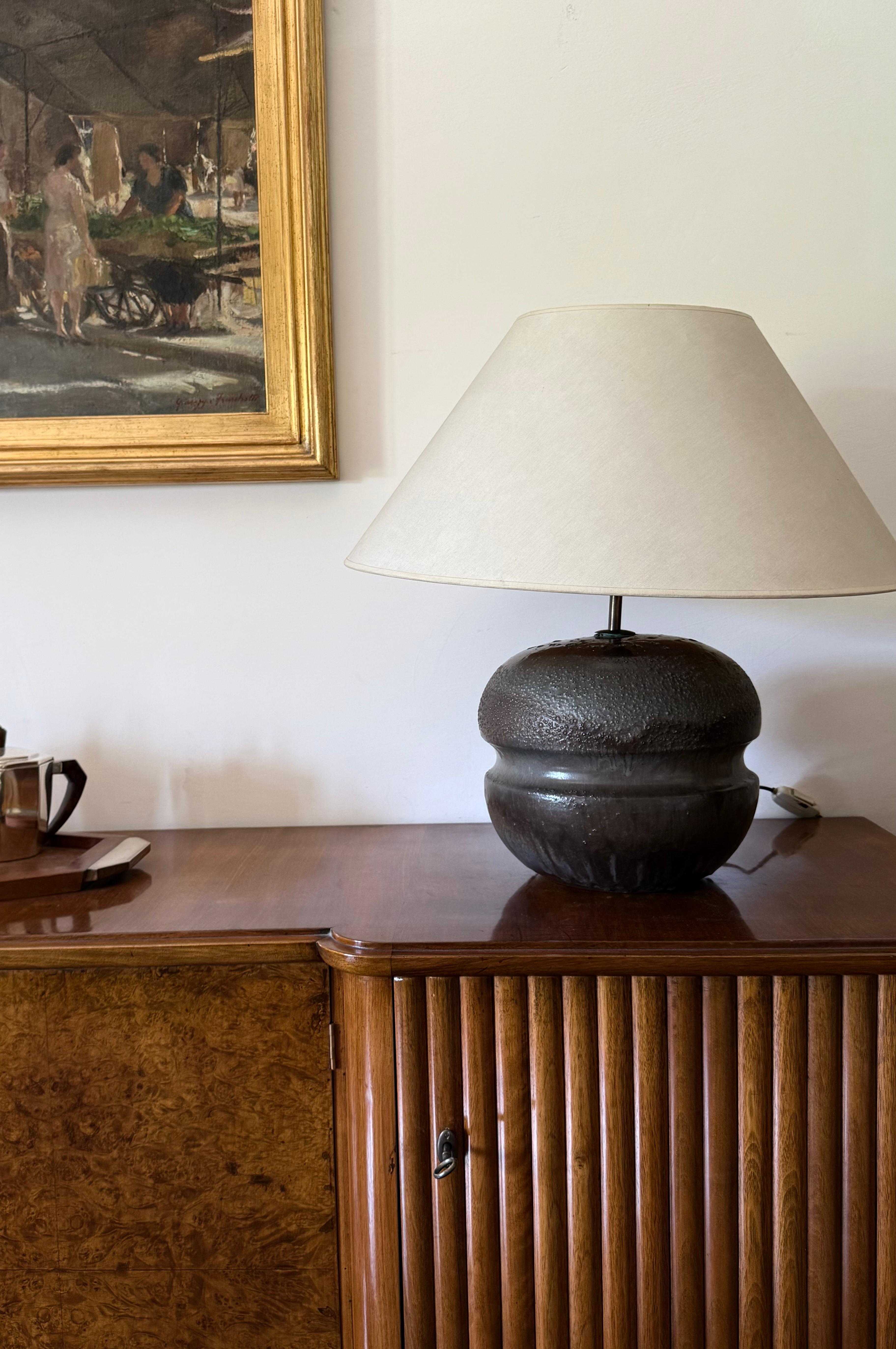 Mid-century modern brown ceramic lamp base

France 1960s

Lamp shade not included. 

Lamp base: H 40 cm x 28 cm diam.

Conditions: excellent. No defects.