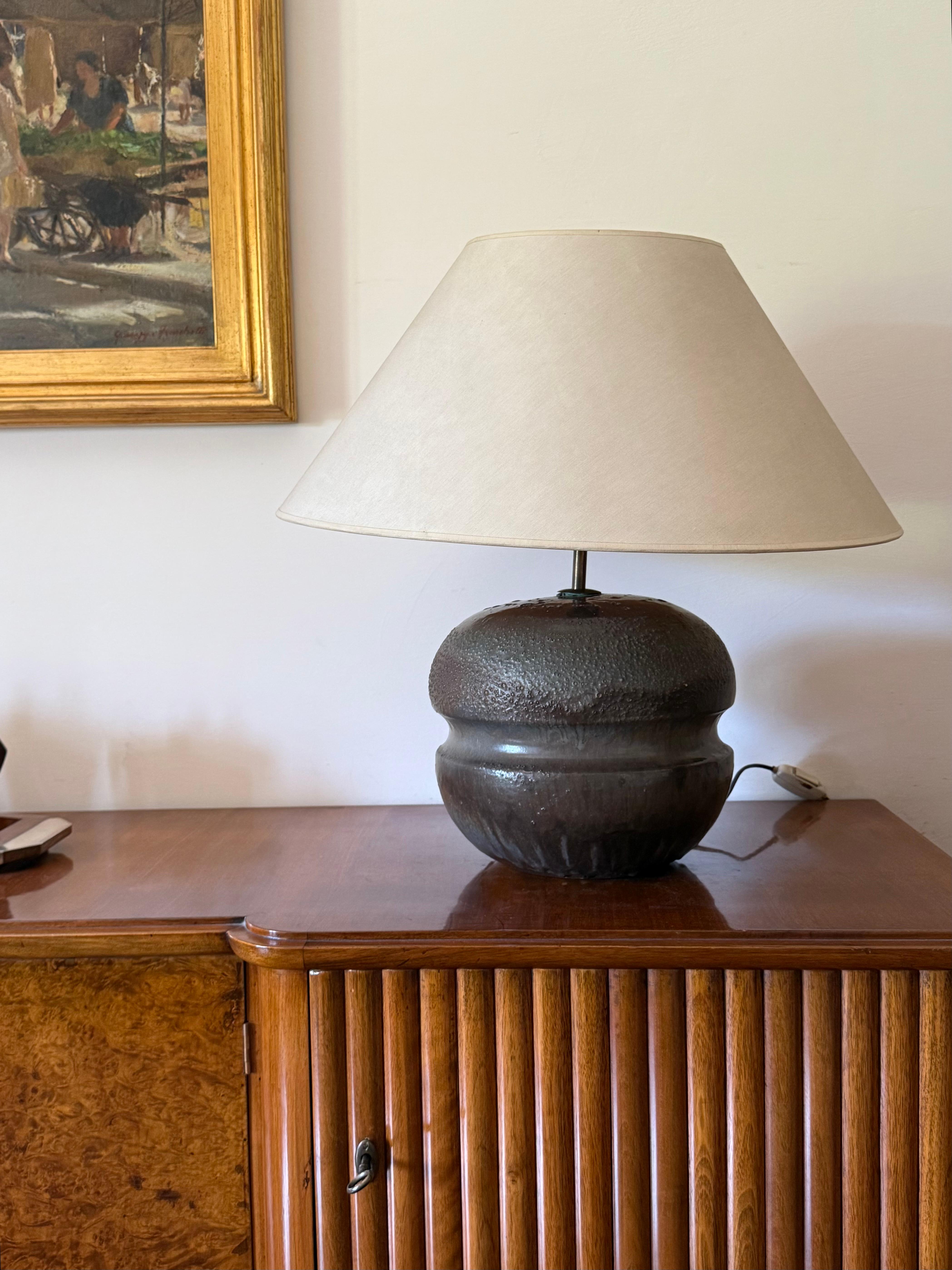 Mid-century modern brown ceramic lamp base,  France 1960s French en venta
