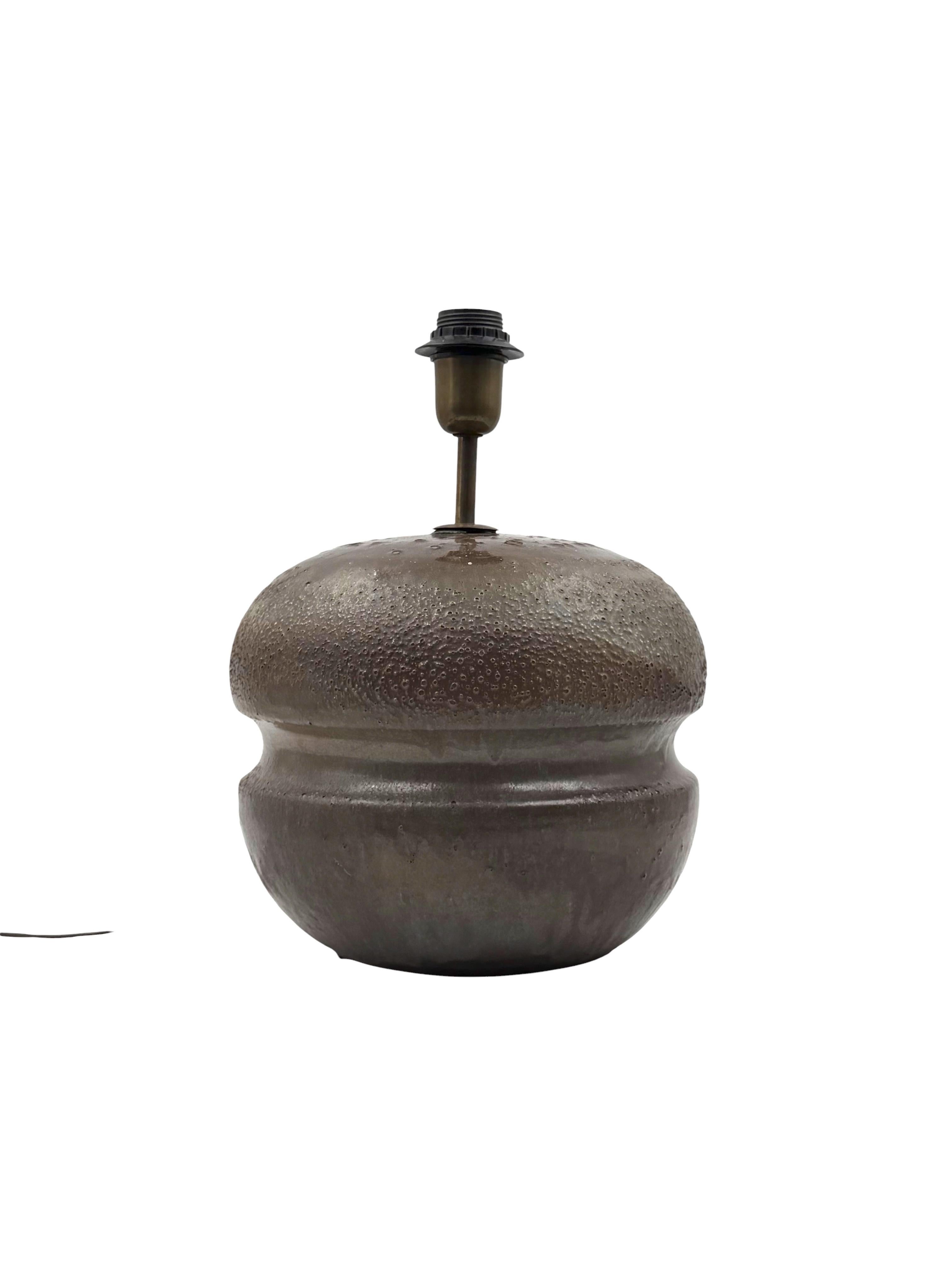 Mid-century modern brown ceramic lamp base,  France 1960s Cerámico en venta