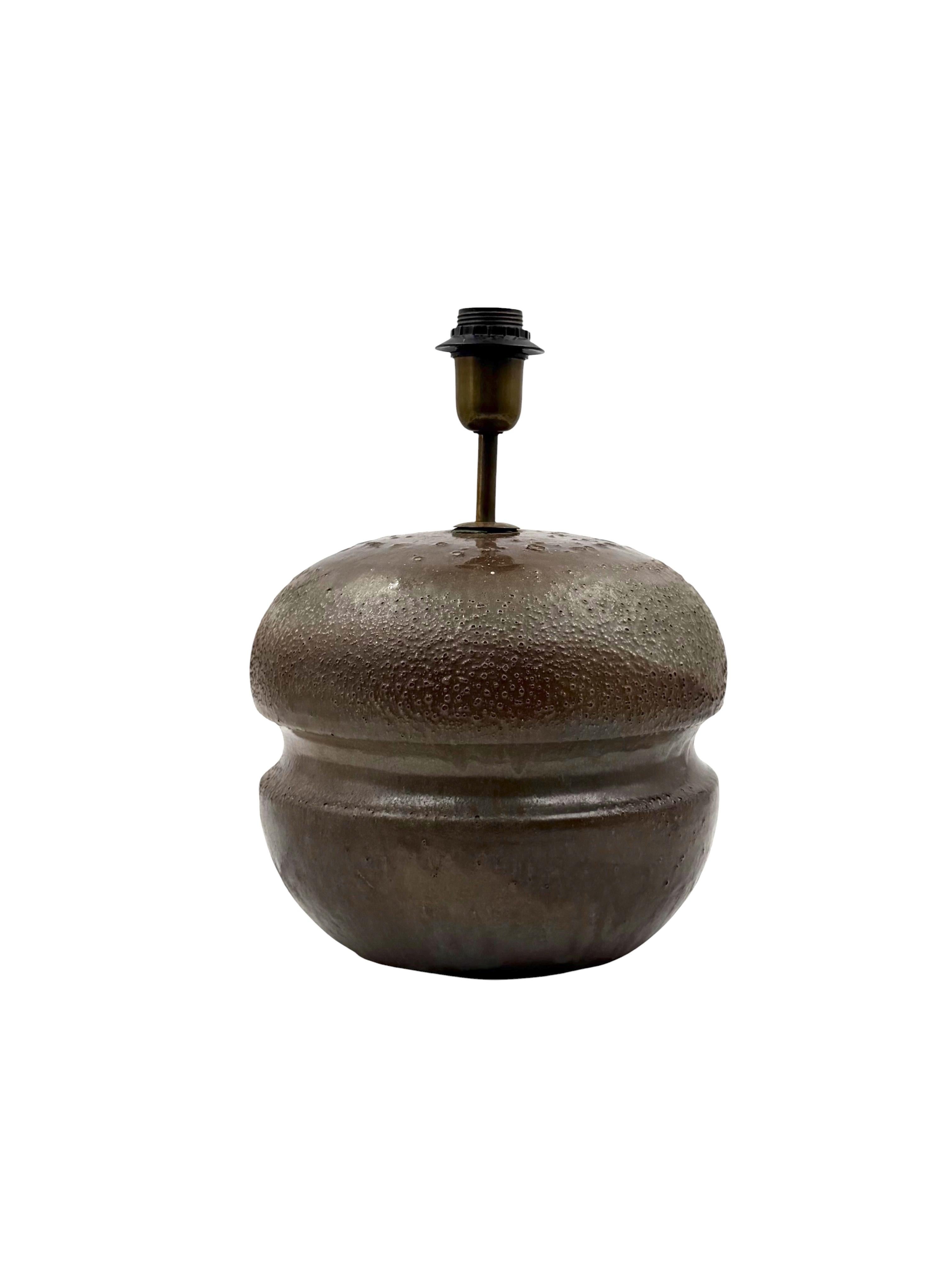Mid-century modern brown ceramic lamp base,  France 1960s en venta 1