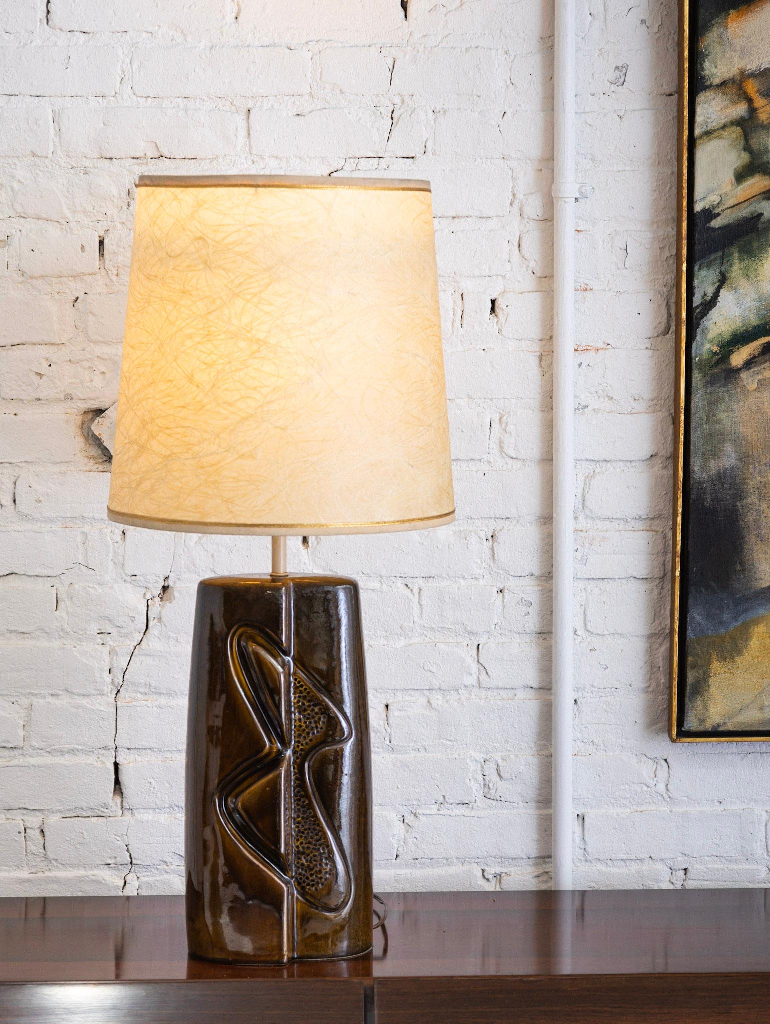 Mid Century Modern Brown Ceramic Lamp With Abstract Motif In Good Condition In Brooklyn, NY
