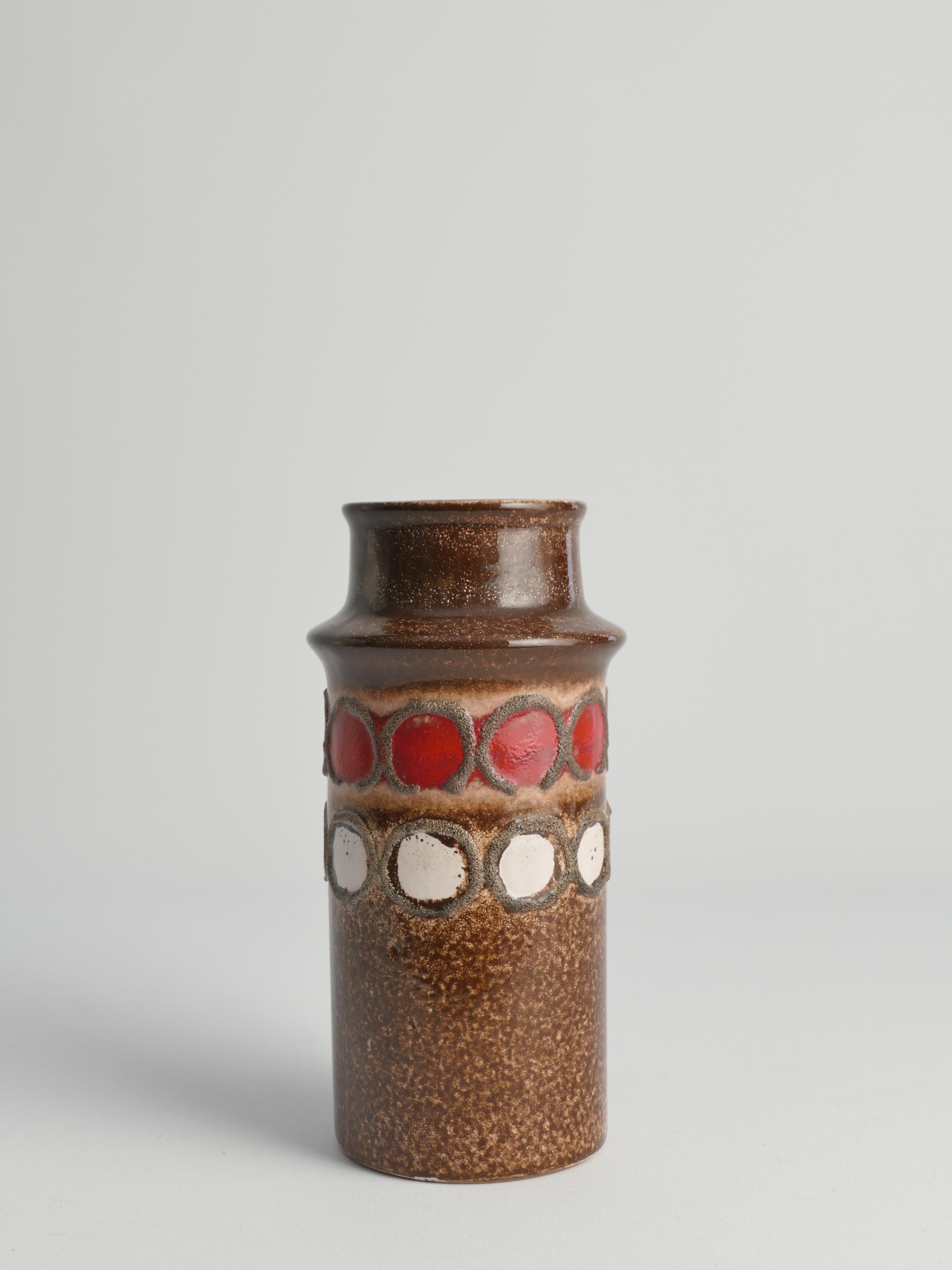 Dieses coole braune Keramikgehäuse des VEB Haldensleben aus der Mitte des Jahrhunderts wurde in den 1960er Jahren in der DDR (Deutsche Demokratische Republik) hergestellt. Diese Vase, eine Kreation des VEB Haldensleben, ist ein Paradebeispiel für