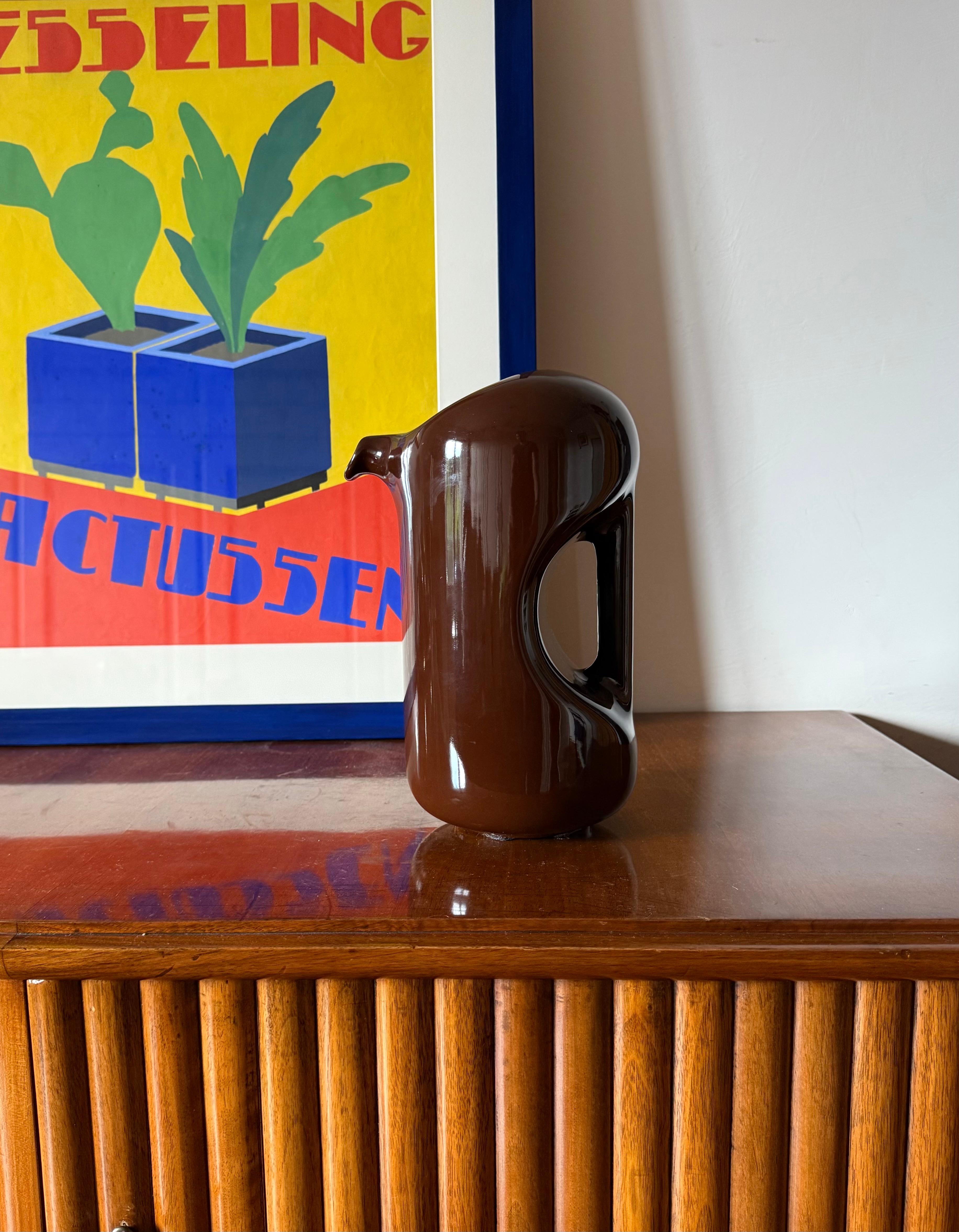 Mid-century modern brown ceramic vase / jug

Il Picchio Italy 1970s

28 cm H - diam. 17,5 cm

Signed on the base

Conditions: good consistent with age and use. Small chips on the top, check the pictures