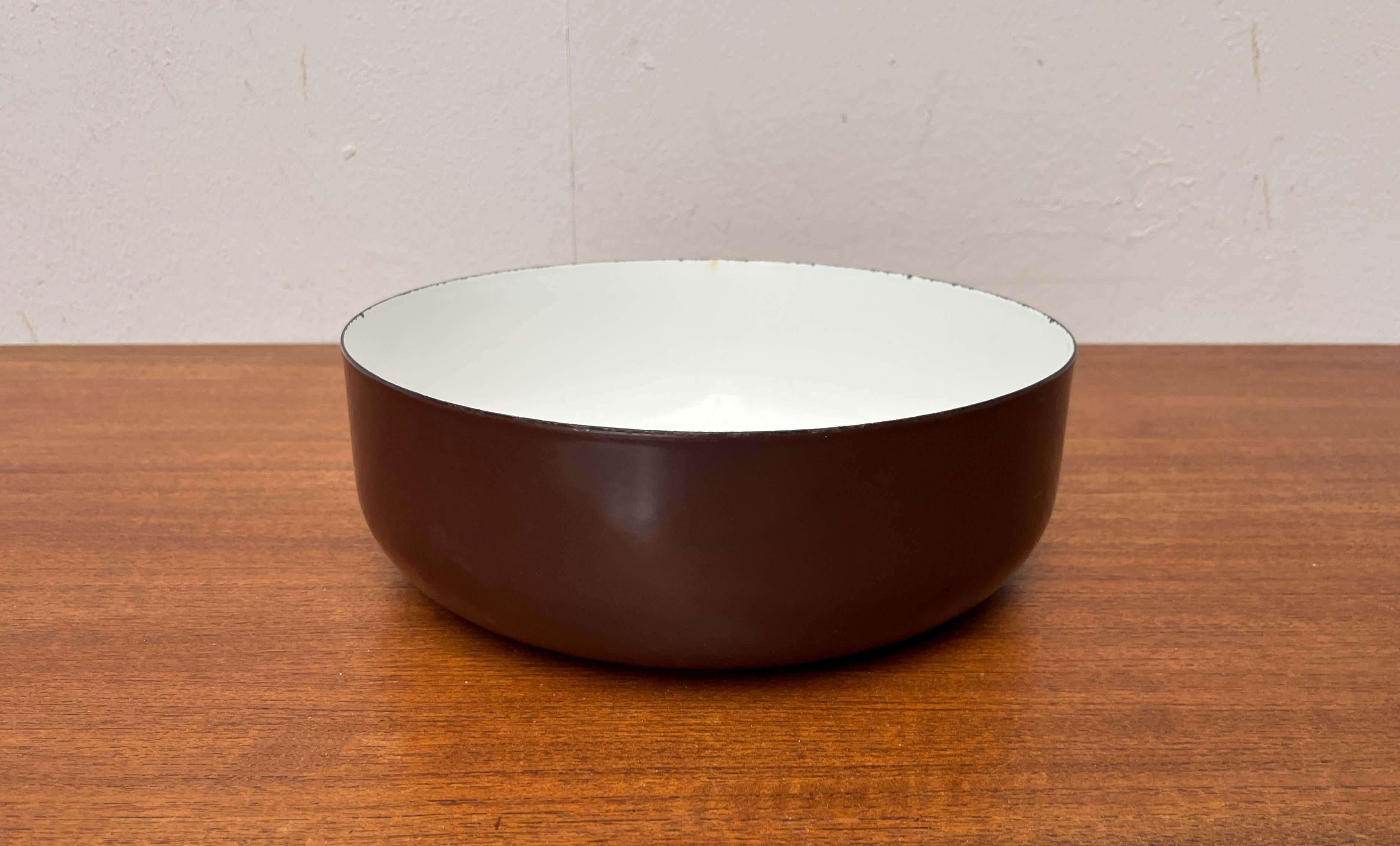 Braune Emaille-Schale von Kaj Franck für Finel, Finnland, 1960er Jahre, Mitte des Jahrhunderts (20. Jahrhundert) im Angebot