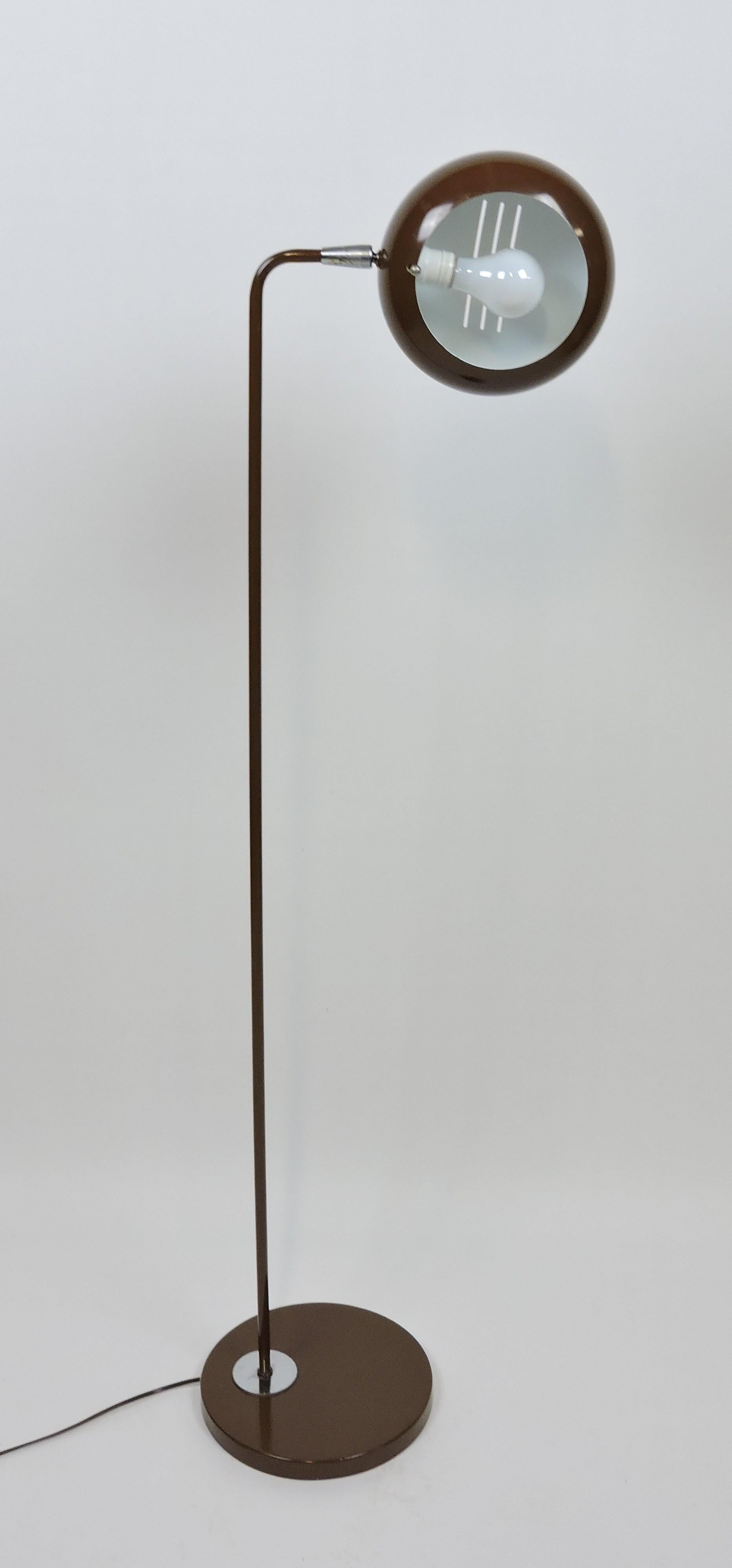 Moderne Stehlampe aus brauner Emaille und Metall mit beweglichem Schirm aus der Mitte des Jahrhunderts (Moderne der Mitte des Jahrhunderts) im Angebot