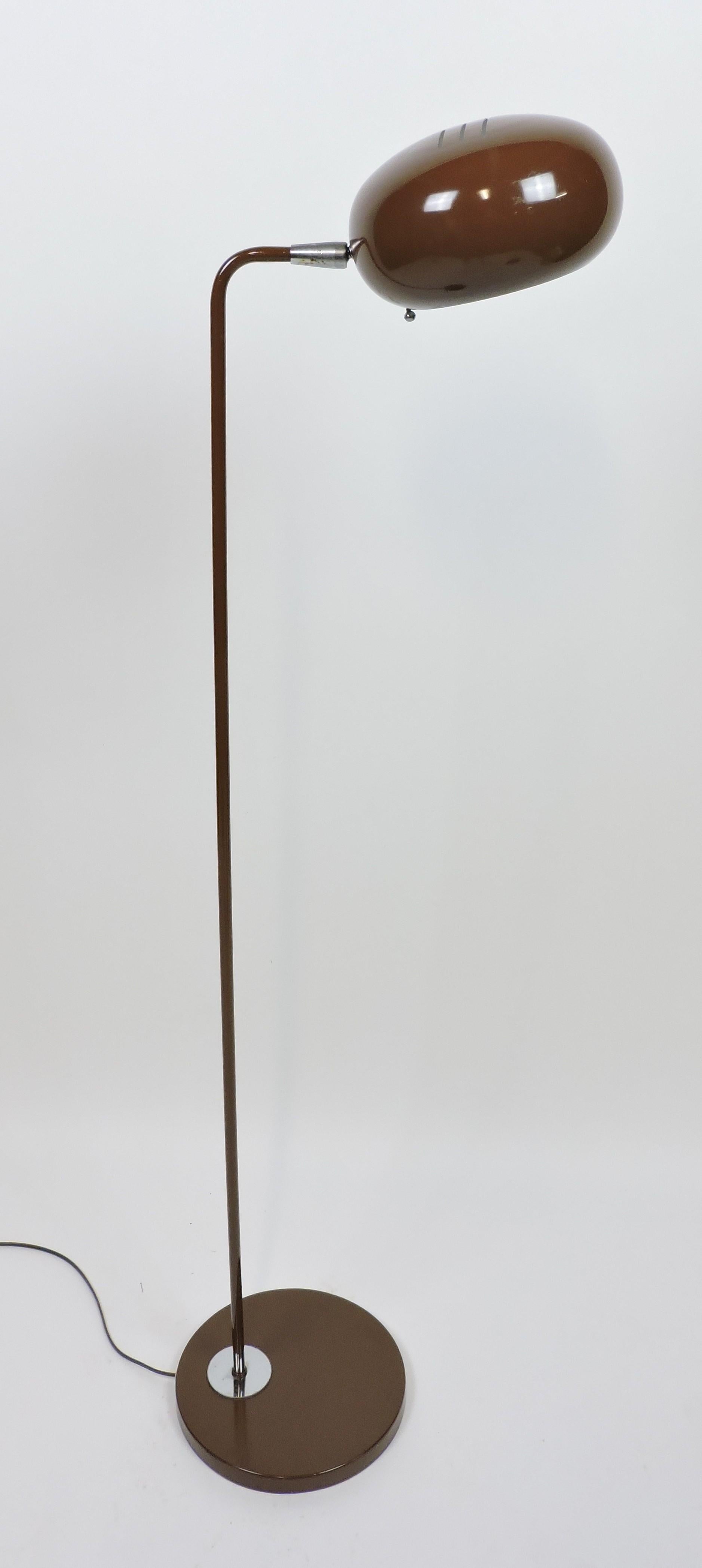 Moderne Stehlampe aus brauner Emaille und Metall mit beweglichem Schirm aus der Mitte des Jahrhunderts (amerikanisch) im Angebot
