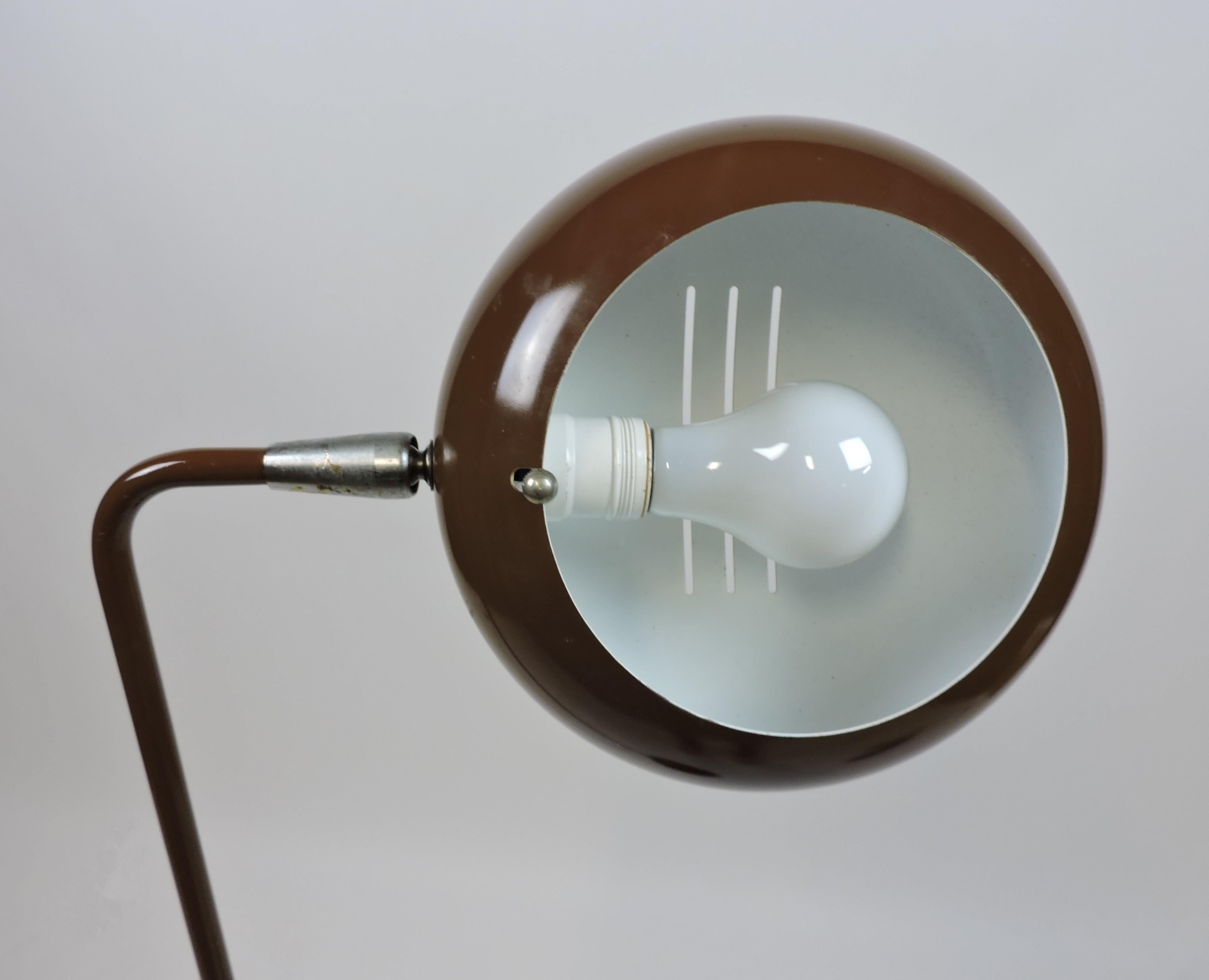 Mid-Century Modern Brown Enamel Metal Floor Lamp with Articulated Shade In Good Condition For Sale In Chesterfield, NJ