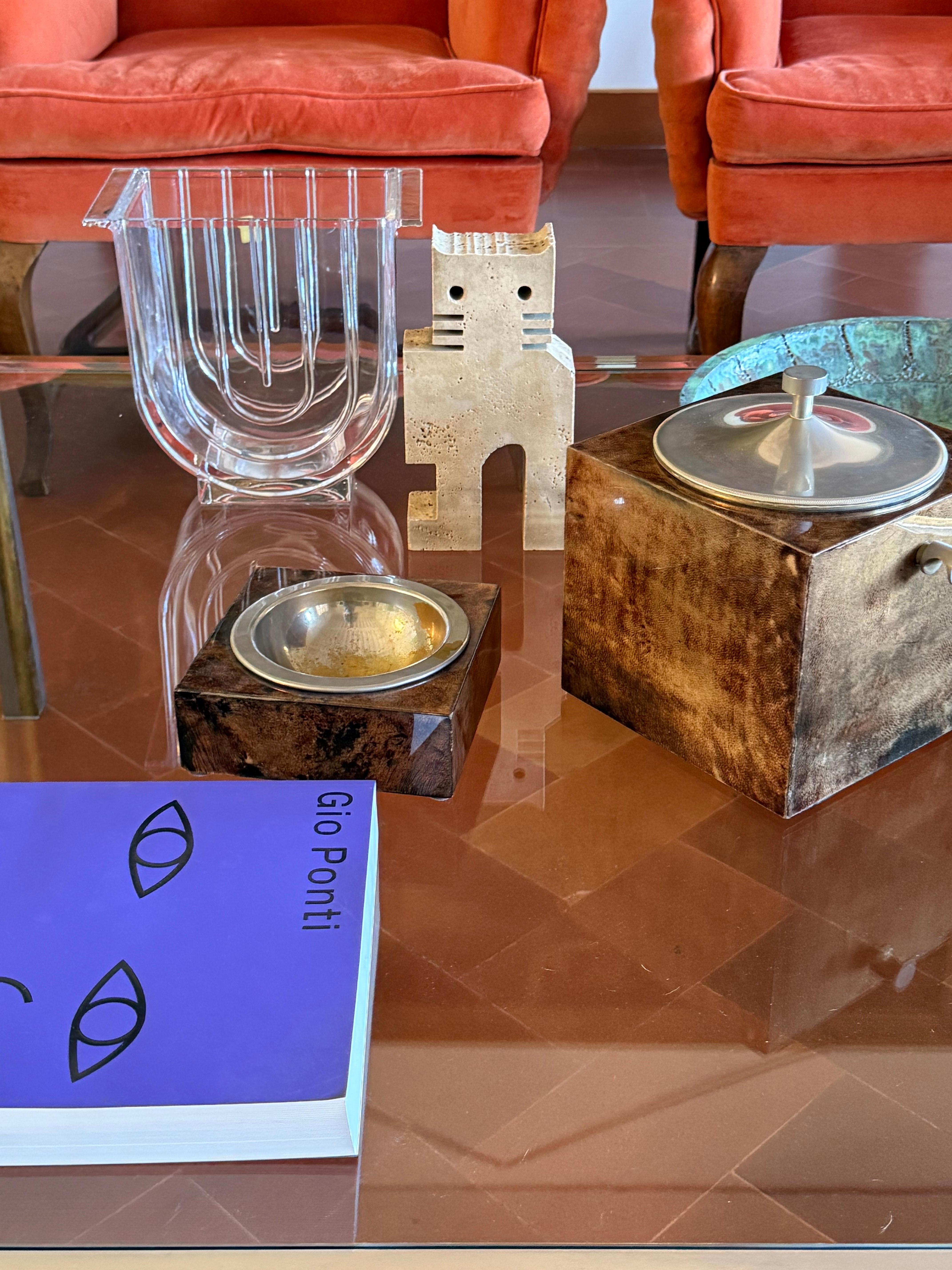 Mid-20th Century Cendrier parcheminé en peau de chèvre brune, Aldo Tura, Italie, années 1960 en vente