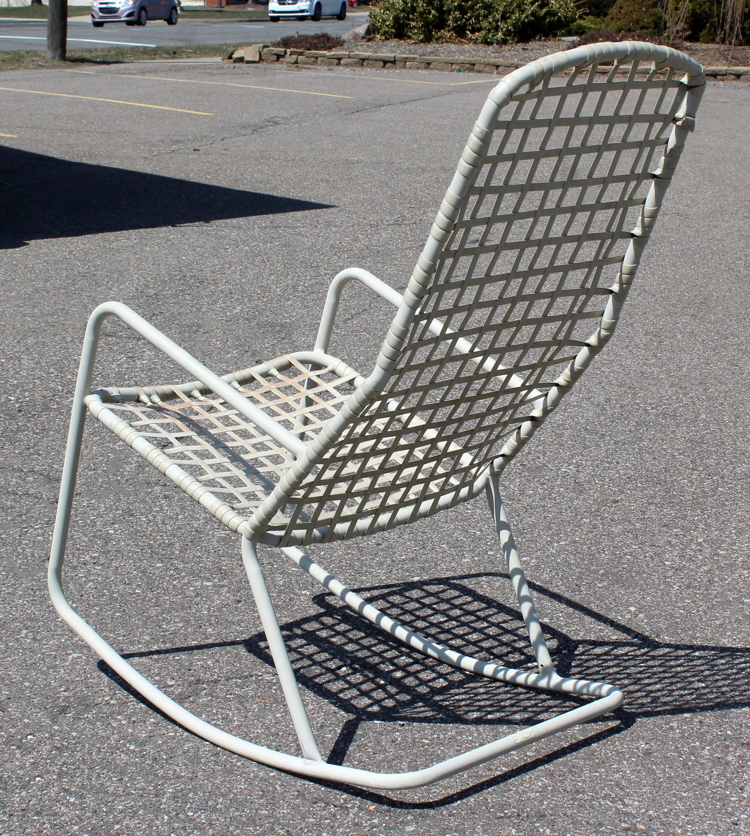 Mid-Century Modern Brown Jordan Kantan Outdoor Patio Rocker Rocking Chair, 1960s In Good Condition In Keego Harbor, MI