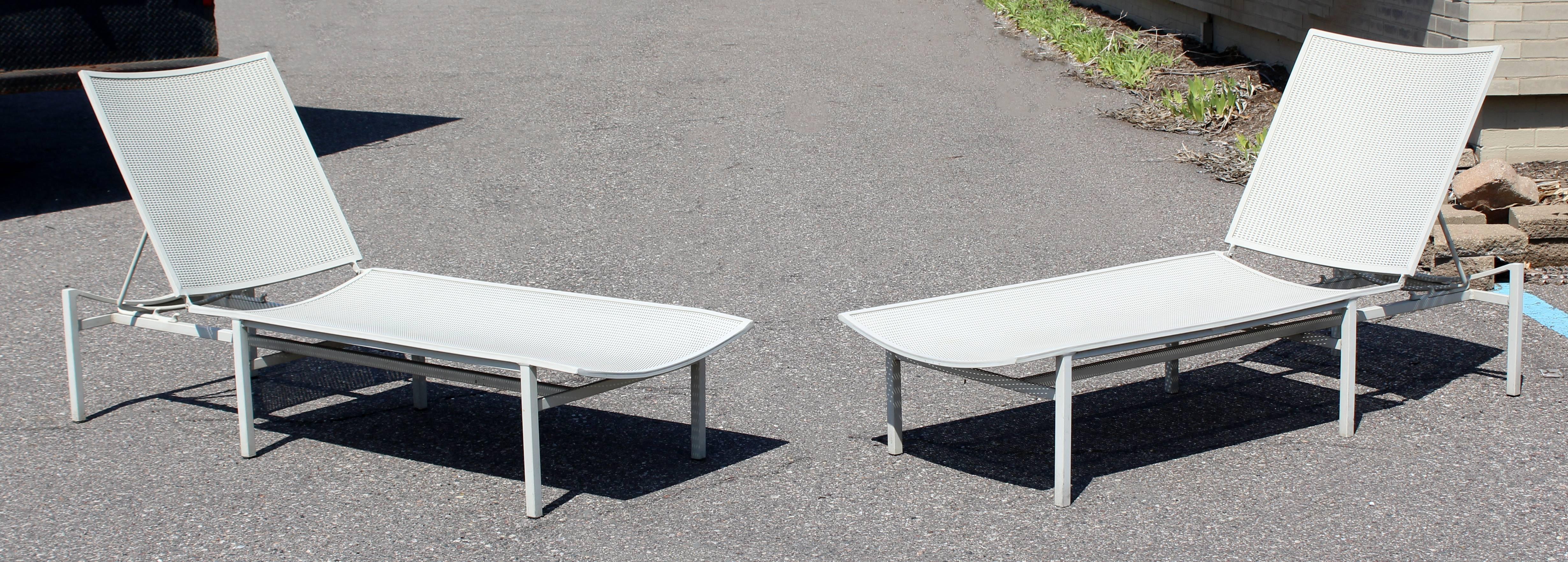 For your consideration is a fantastic pair of outdoor patio chaise longue chairs by Brown Jordan, circa 1960s. In excellent condition. The dimensions of each chair are 24