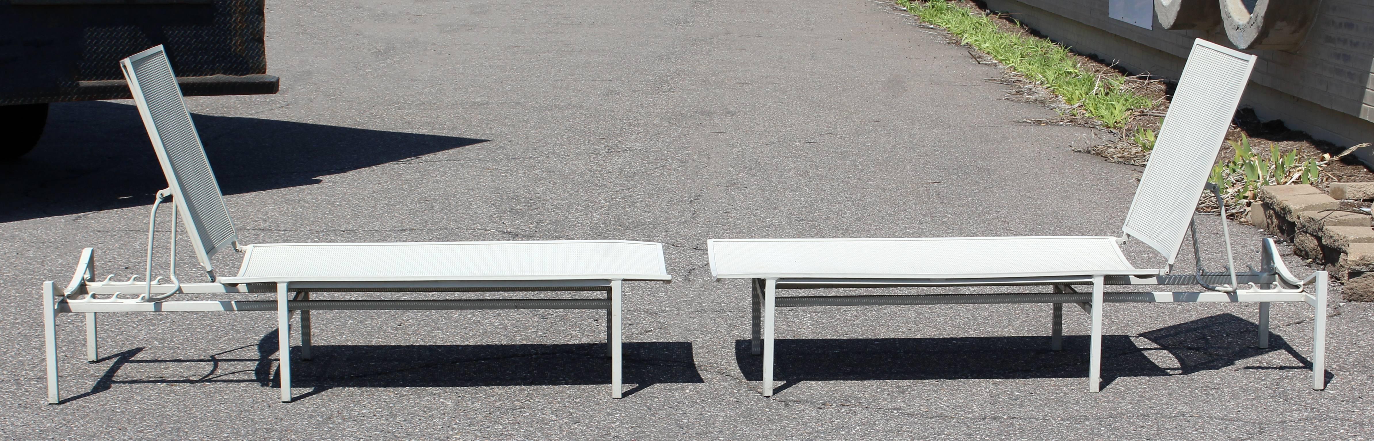 Mid-Century Modern Brown Jordan Pair of Outdoor Patio Chaise Longue Chairs 1960s In Good Condition In Keego Harbor, MI