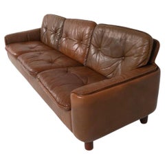 Divano a 3 posti in pelle marrone di metà secolo moderno con gambe rotonde Sigurd Resell Norvegia