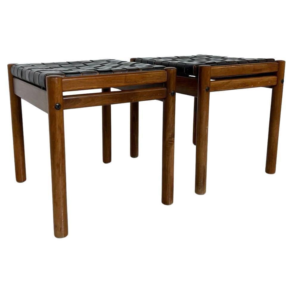 Mid-Century Modern Brown Leather and Wood Pair of Stools In Good Condition For Sale In Brussels, BE