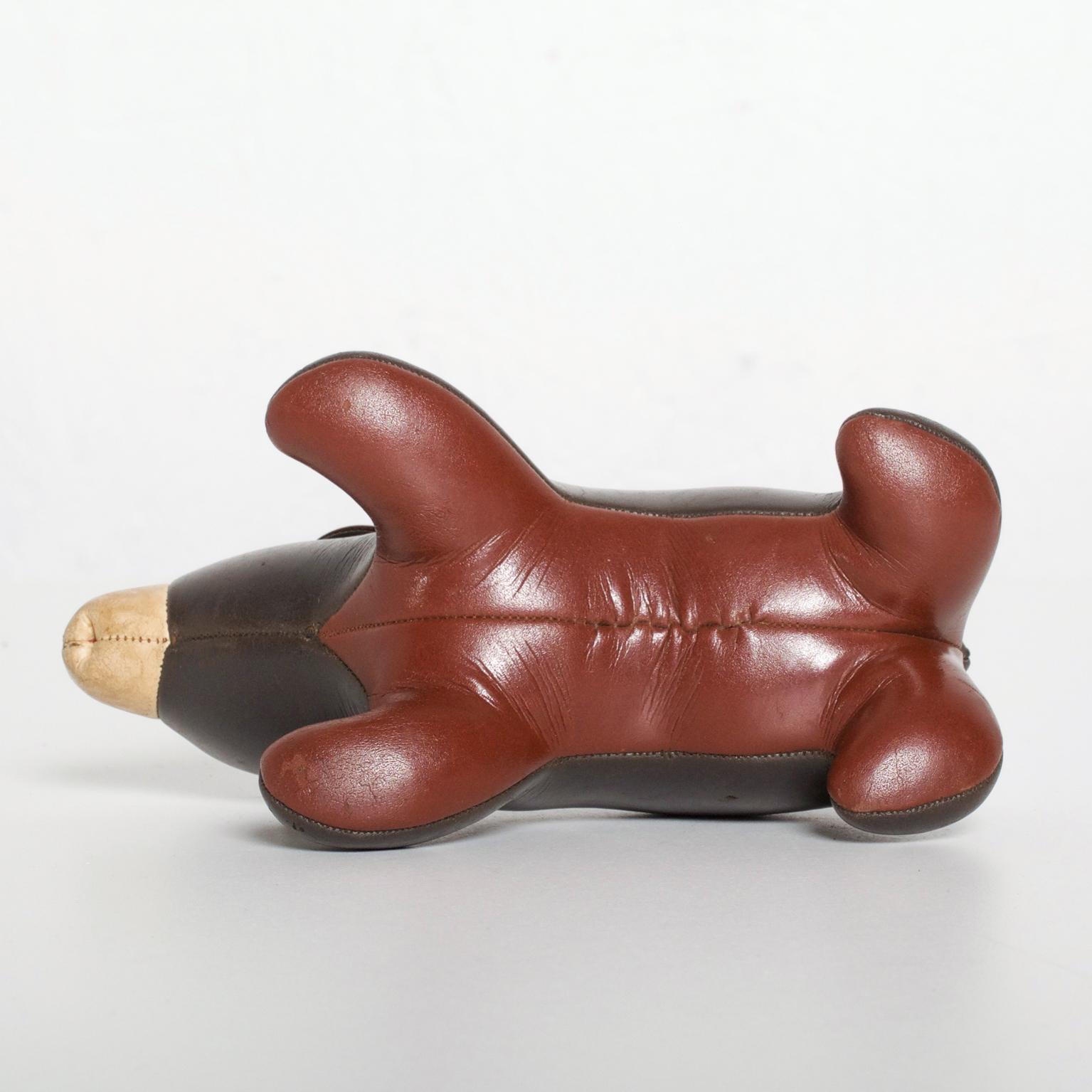 Adorable ours en cuir marron de style Mid-Century Modern, jouet en peluche en cuir décoratif, accessoire de présentation de l'animal, original, état vintage. Veuillez vous référer aux images. Les dimensions sont : 7