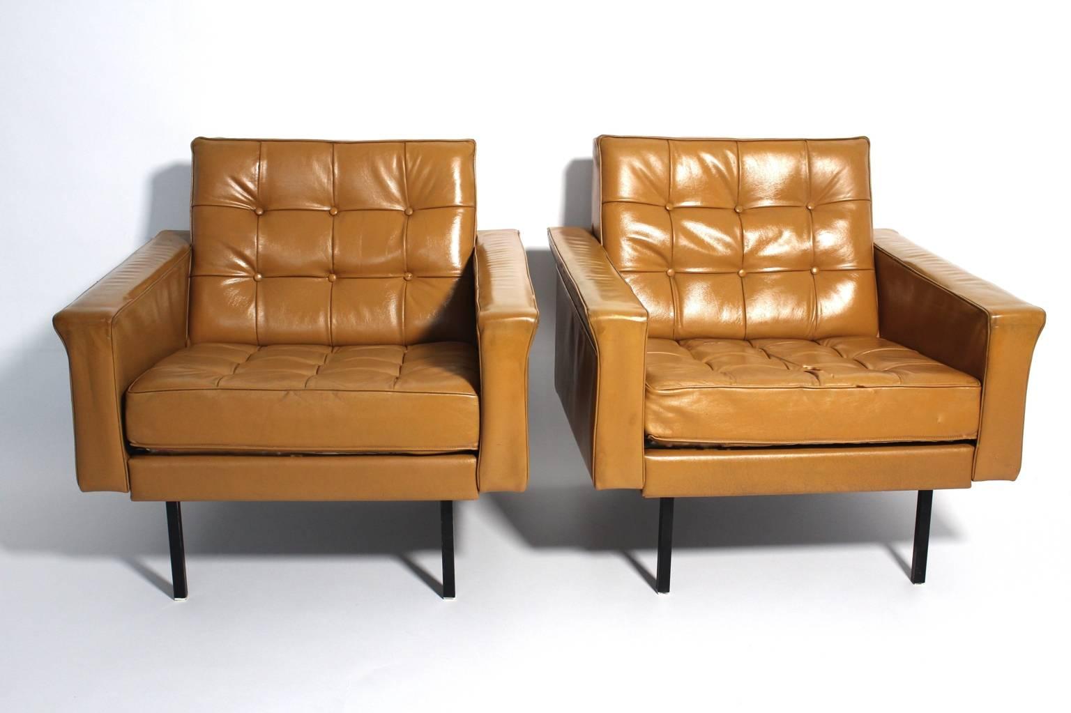 Modernes Paar brauner Vintage-Ledersessel von Johannes Spalt, Wien, 1959 und ausgeführt von Franz Wittmann, Österreich. Johannes Spalt entwarf viele Designs für Wittmann.
Diese Sessel sind mit dem originalen hellbraunen Leder bezogen und haben vier