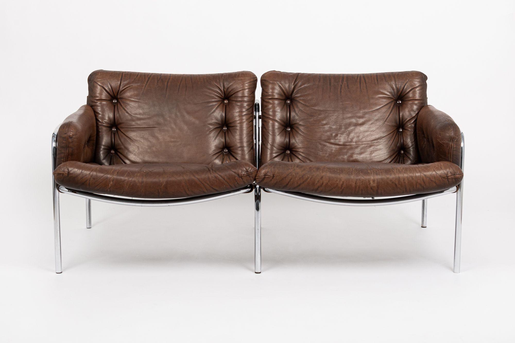 Diese unglaubliche Vintage Mitte des Jahrhunderts moderne Loveseat Couch ist circa 1970. Das einzigartige zweisitzige Loveseat-Sofa ist robust und gut gebaut und hat einen unglaublichen Vintage-Stil mit geknöpften Sitz- und Rückenkissen aus