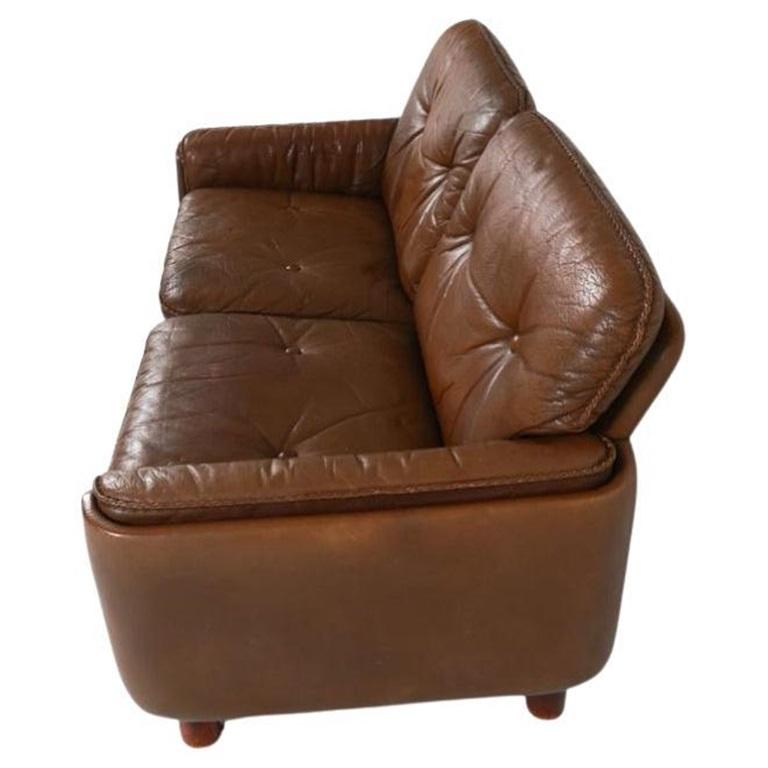Moderno de mediados de siglo Sofá loveseat de cuero marrón patas redondas Sigurd Resell Noruega Noruego en venta
