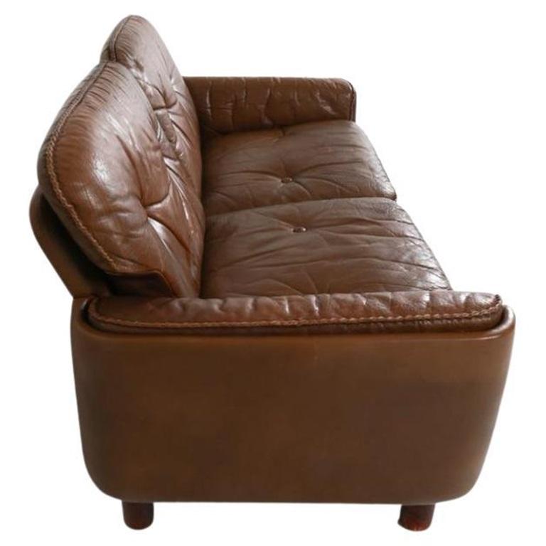 Moderno de mediados de siglo Sofá loveseat de cuero marrón patas redondas Sigurd Resell Noruega Carpintería en venta