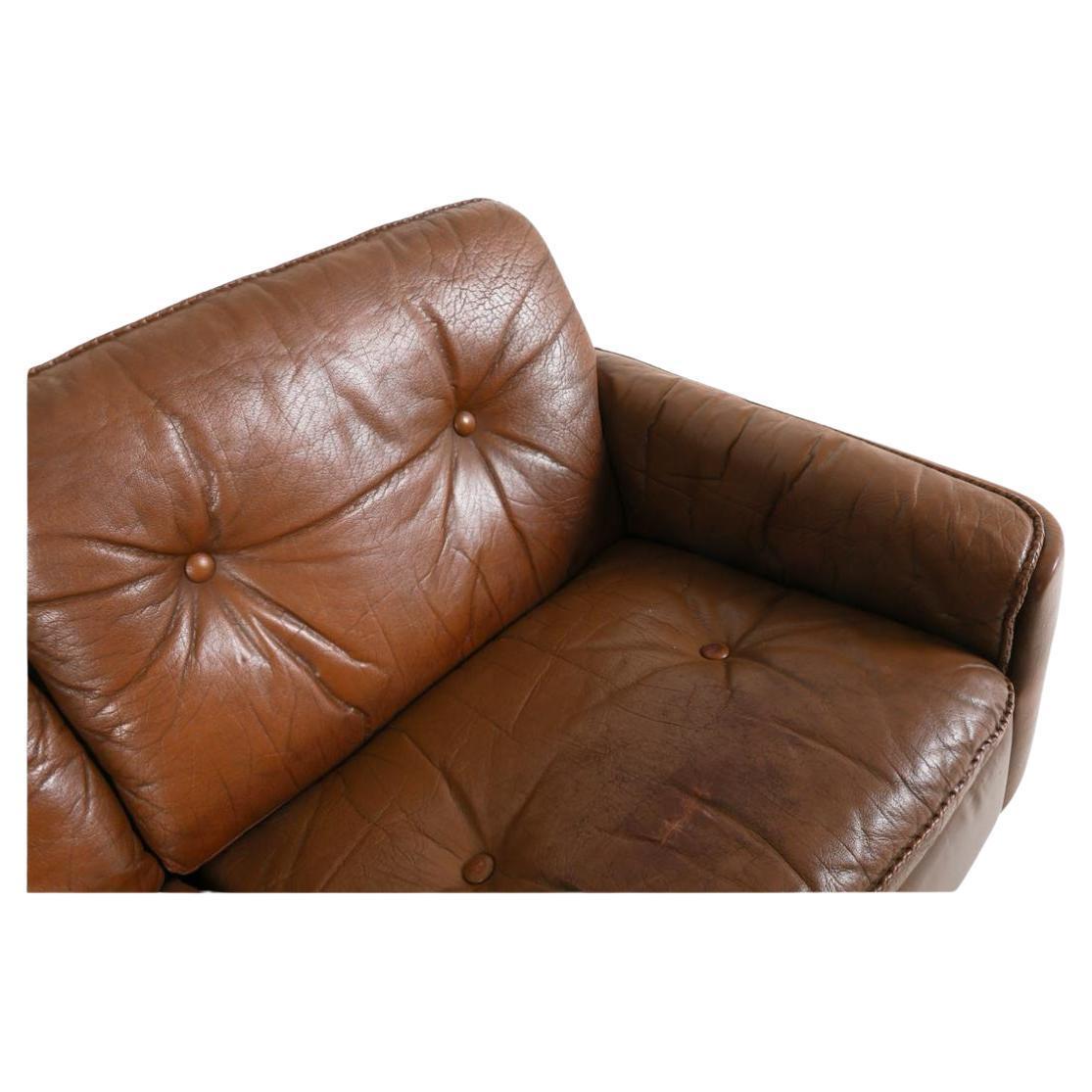 Moderno de mediados de siglo Sofá loveseat de cuero marrón patas redondas Sigurd Resell Noruega en Bueno estado para la venta en Brooklyn, NY