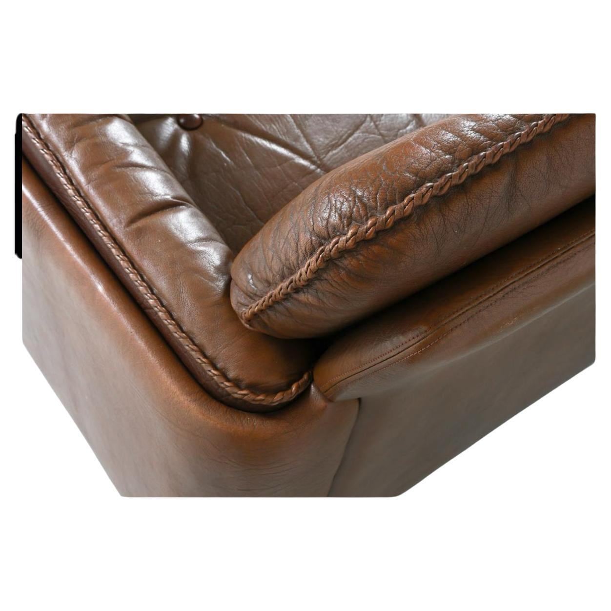 Moderno de mediados de siglo Sofá loveseat de cuero marrón patas redondas Sigurd Resell Noruega mediados del siglo XX en venta