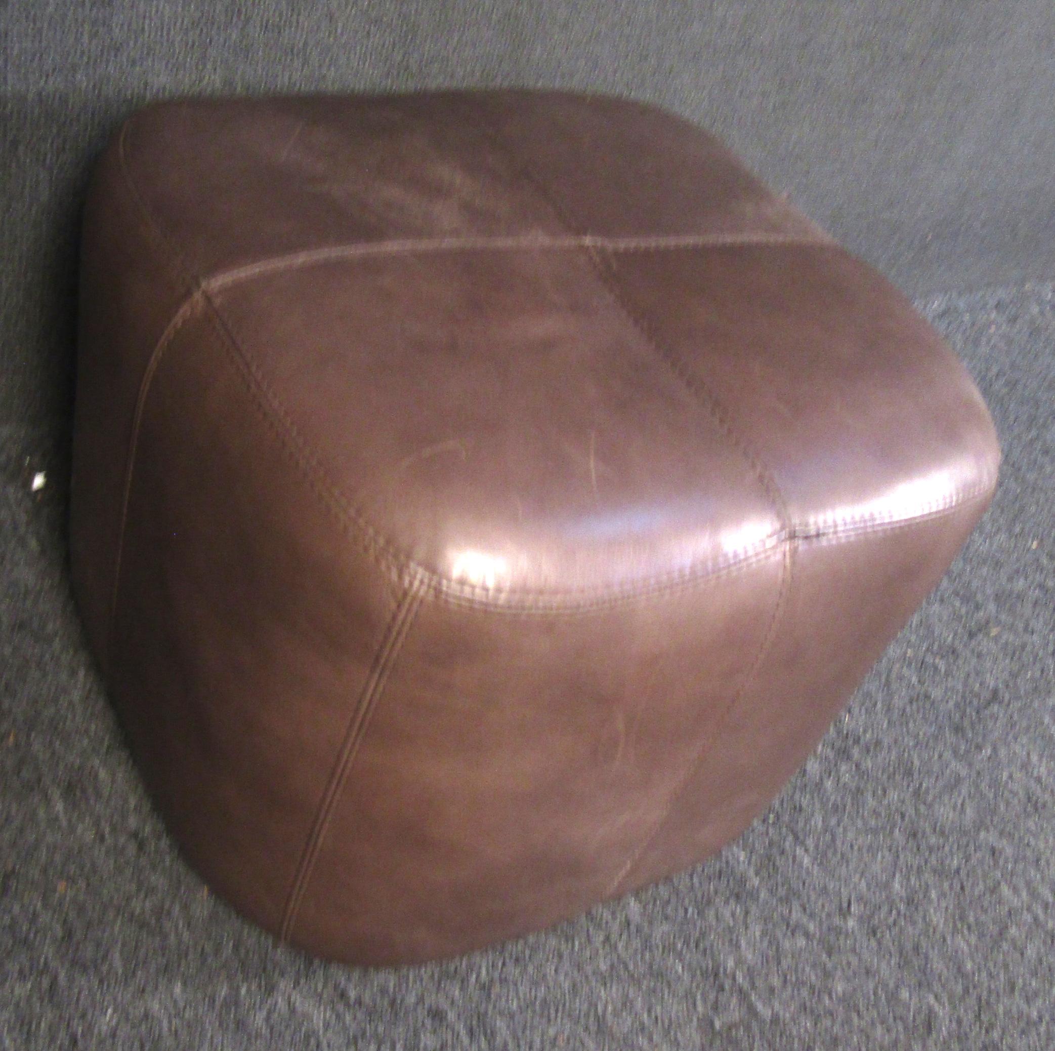 Mid-Century Modern Brown Leather Ottoman In Good Condition For Sale In Brooklyn, NY