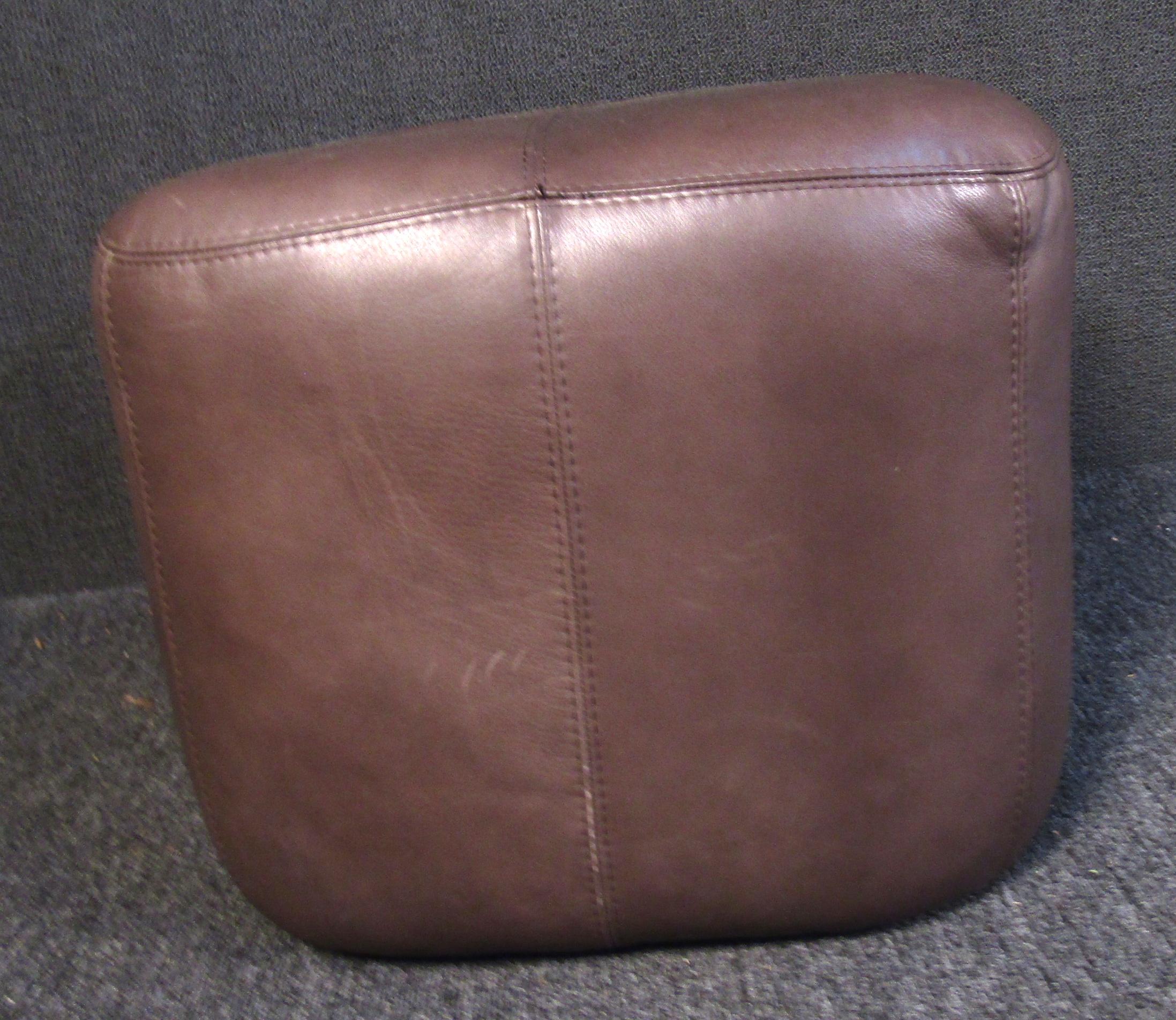 Mid-Century Modern Brown Leather Ottoman For Sale 1