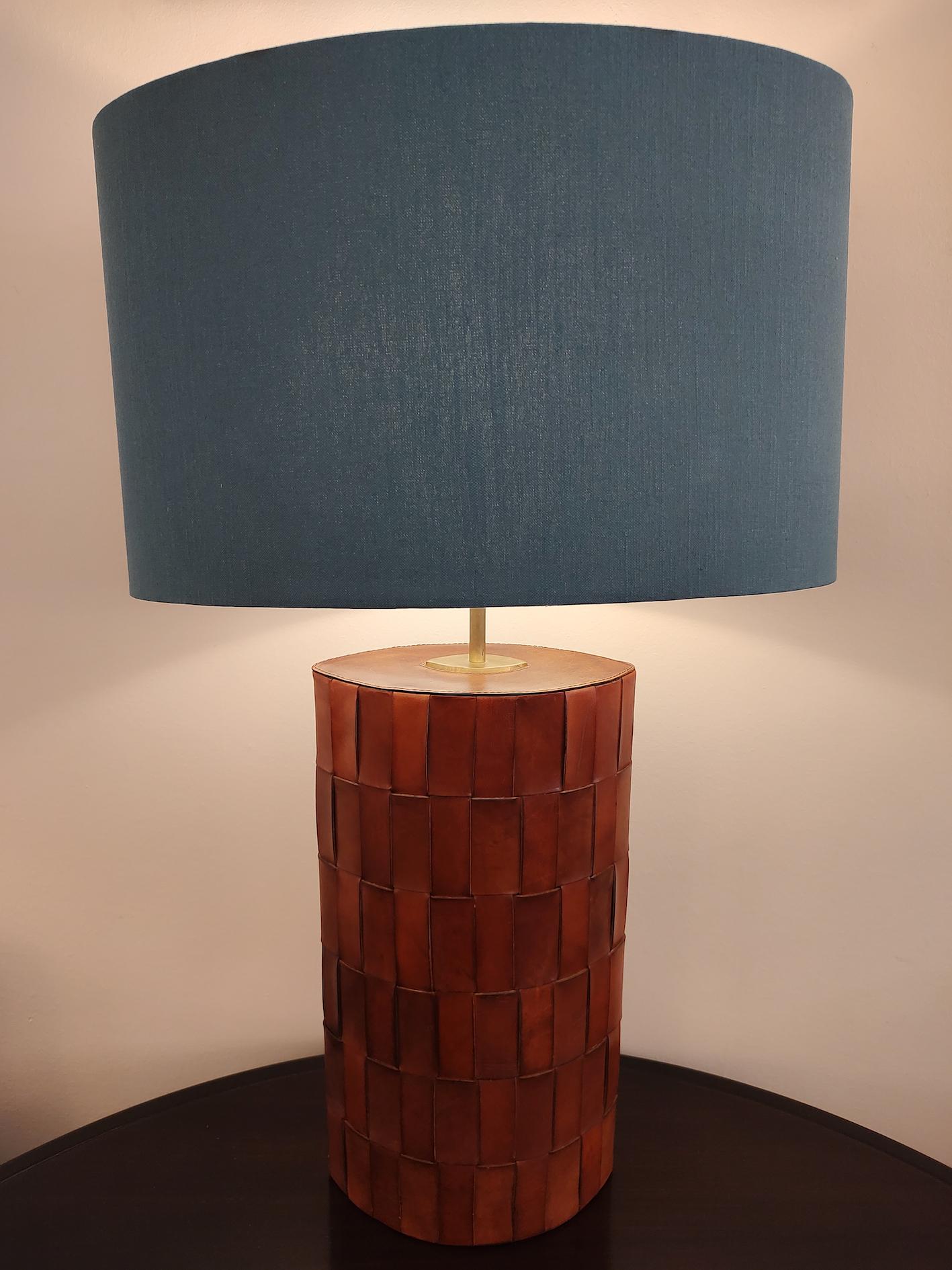 Mid-Century Modern Brown Leather Table Lamp In Good Condition For Sale In Brussels, BE
