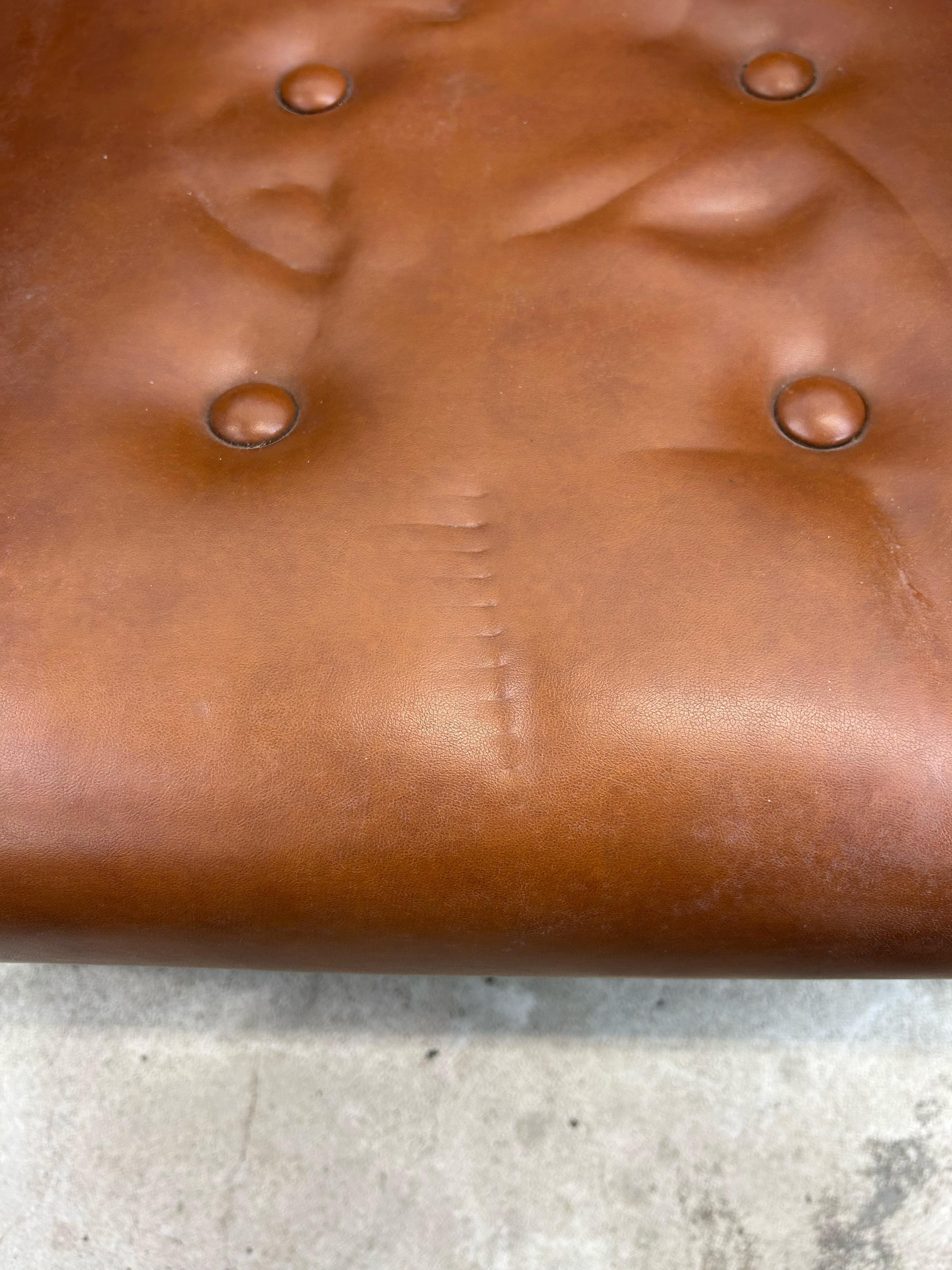 Chaise longue Brown de style The Moderns avec base en noyer en vente 5