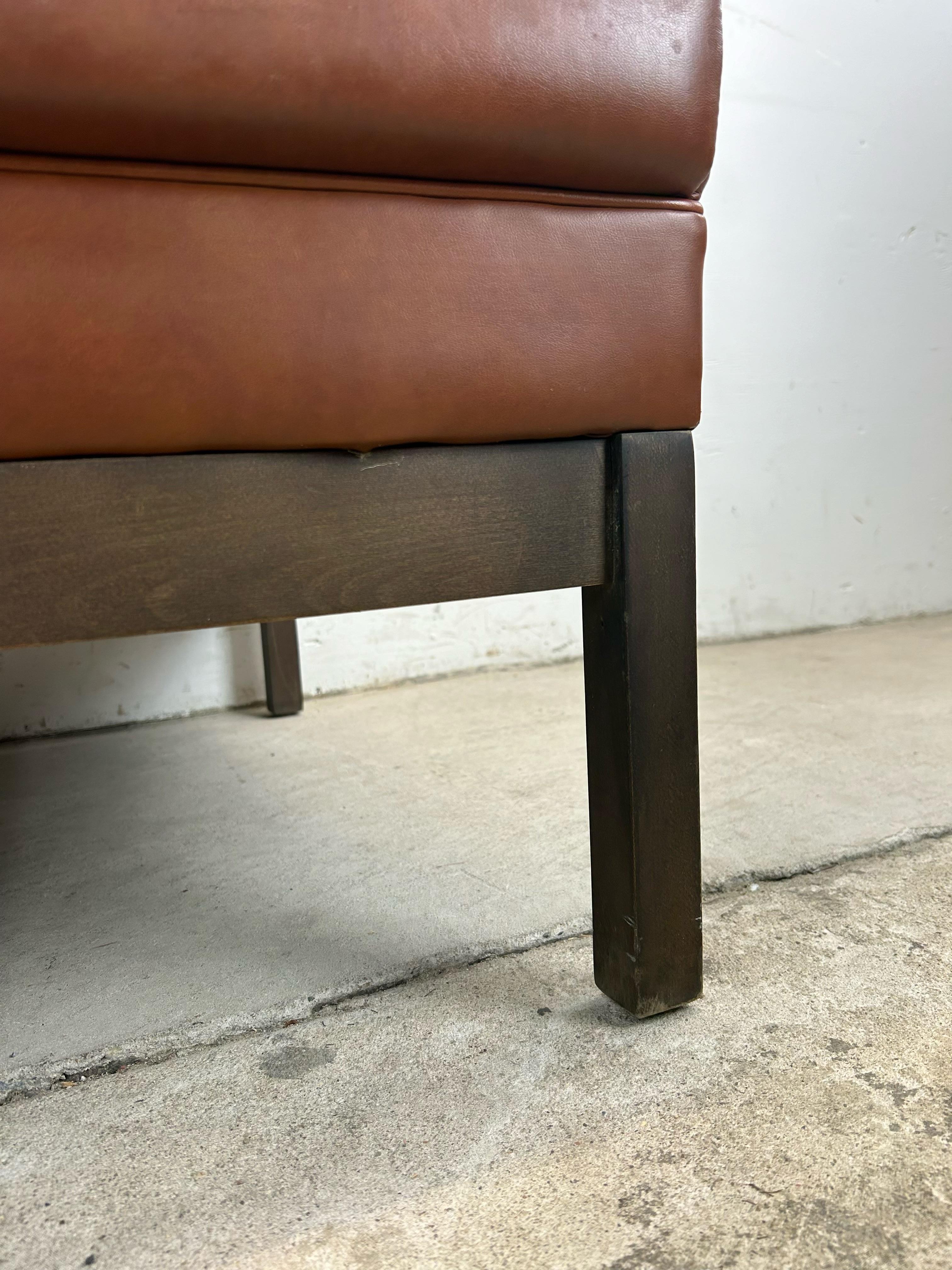 Chaise longue Brown de style The Moderns avec base en noyer en vente 6
