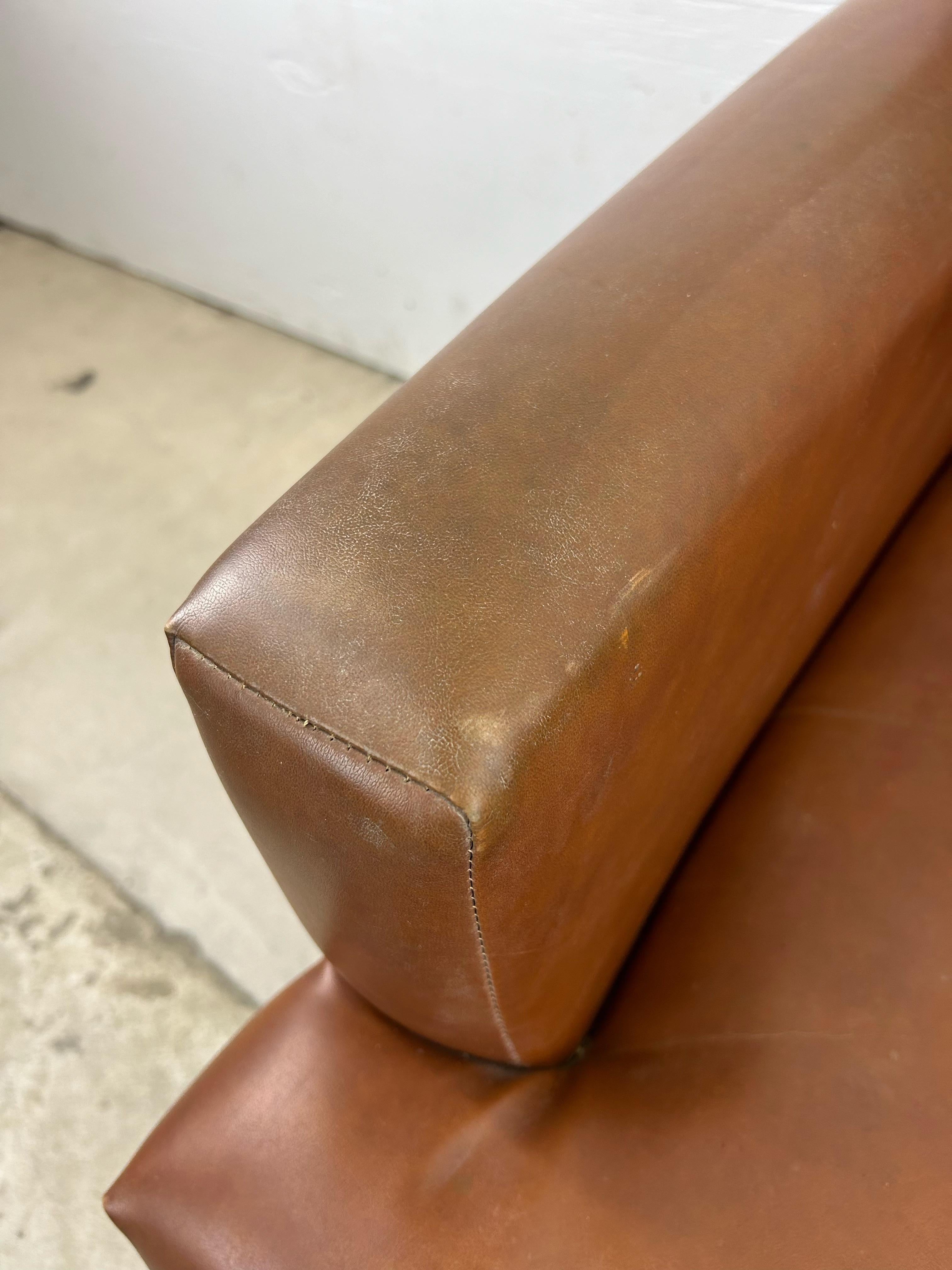 Chaise longue Brown de style The Moderns avec base en noyer en vente 13