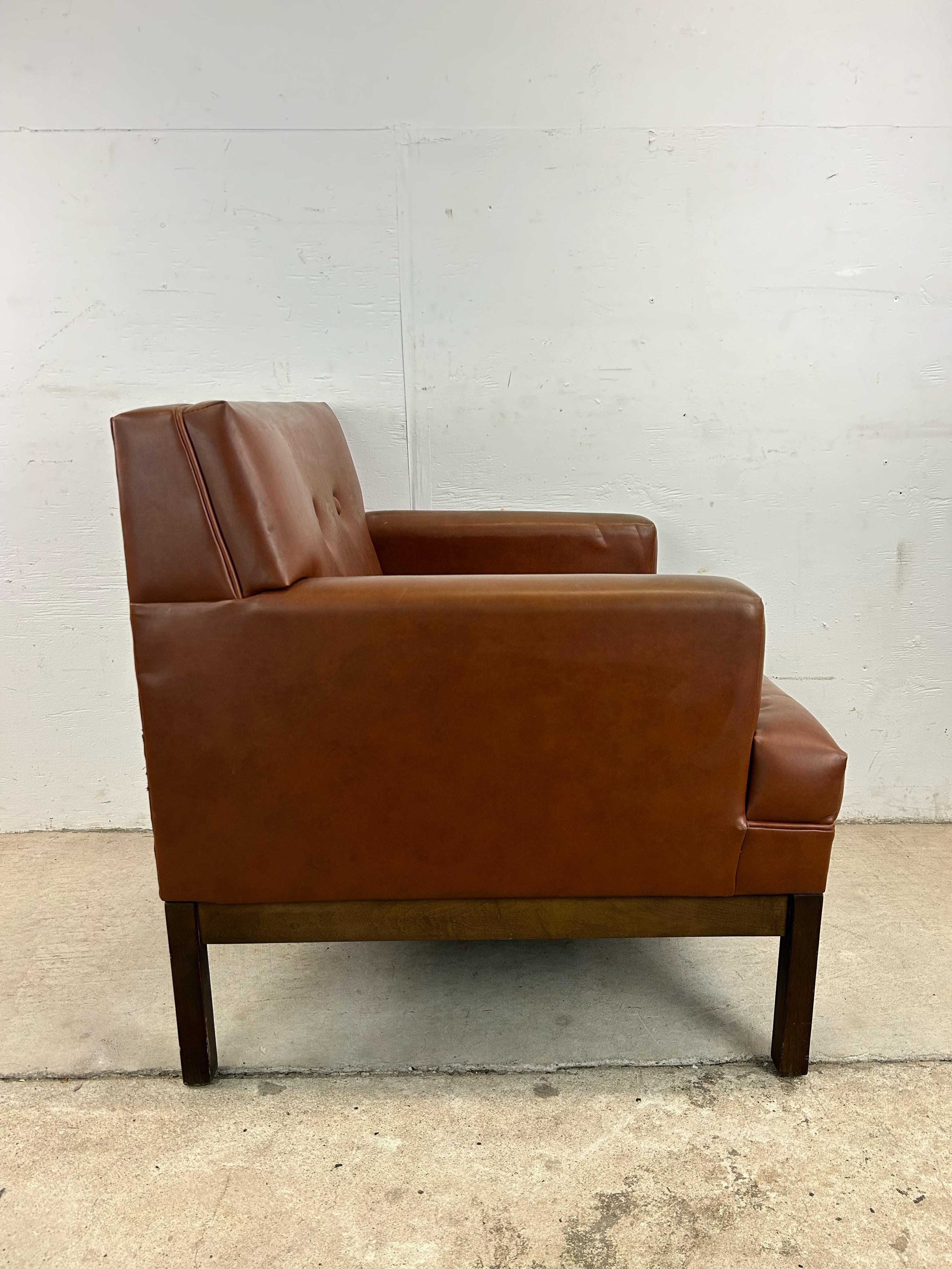Mid-Century Modern Chaise longue Brown de style The Moderns avec base en noyer en vente