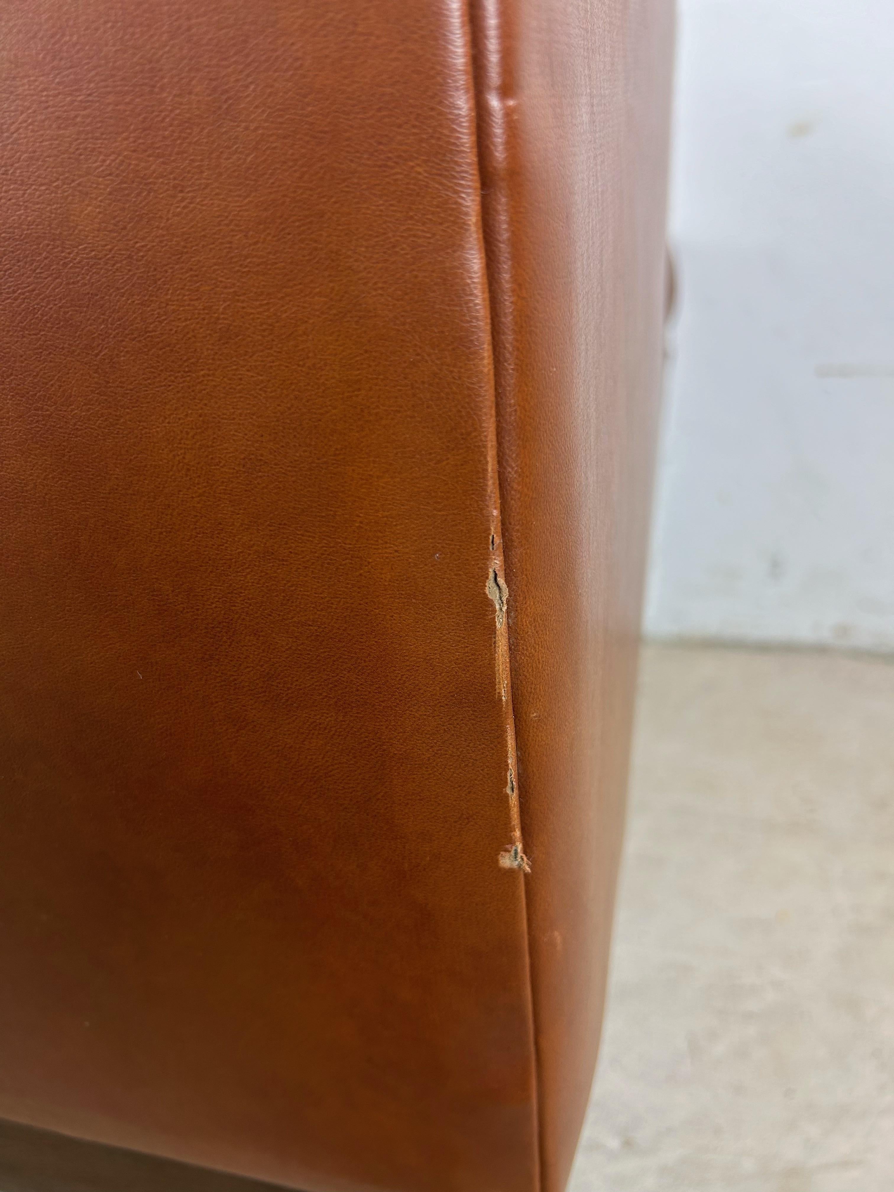 Américain Chaise longue Brown de style The Moderns avec base en noyer en vente