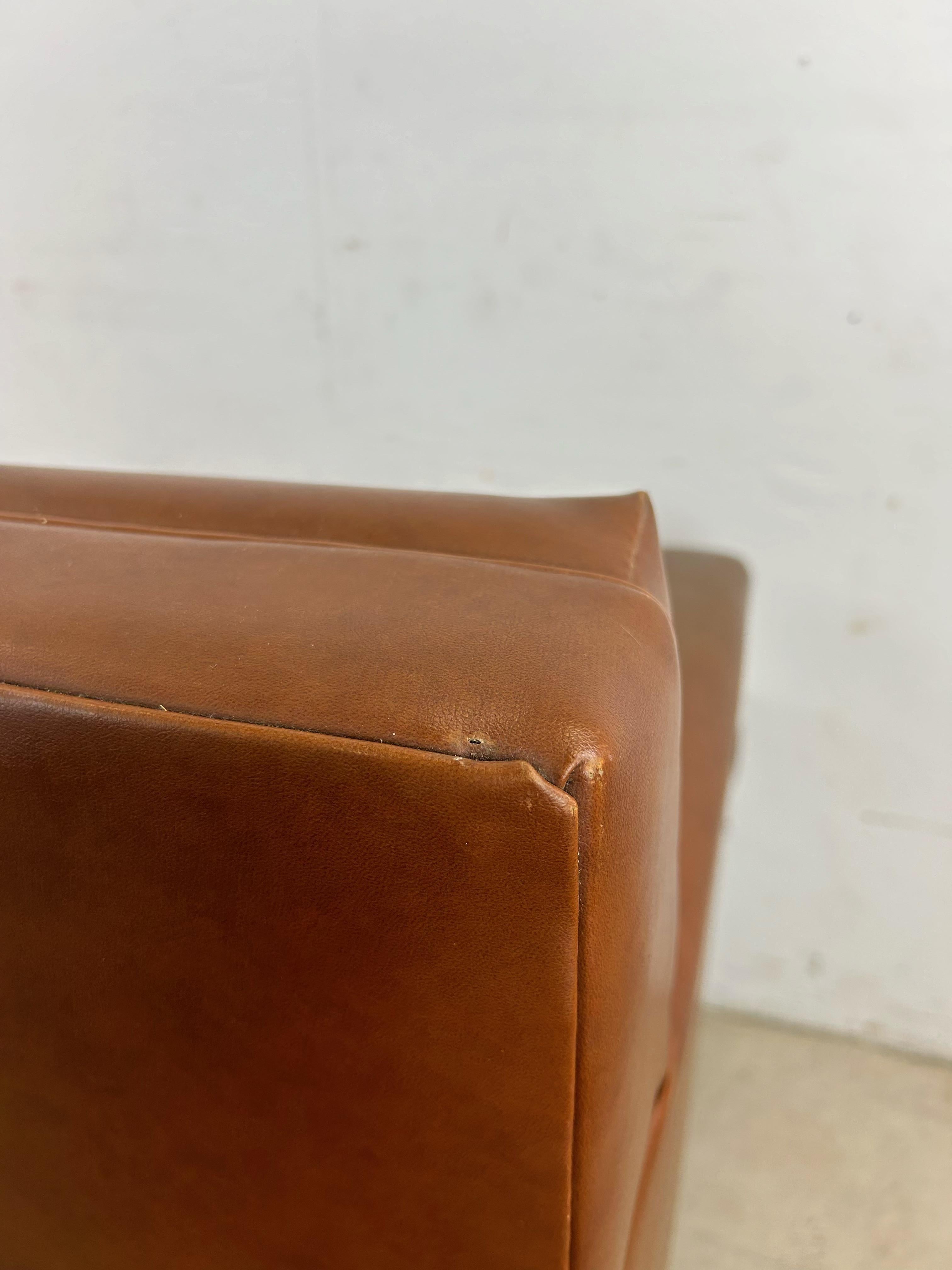 Chaise longue Brown de style The Moderns avec base en noyer Bon état - En vente à Freehold, NJ