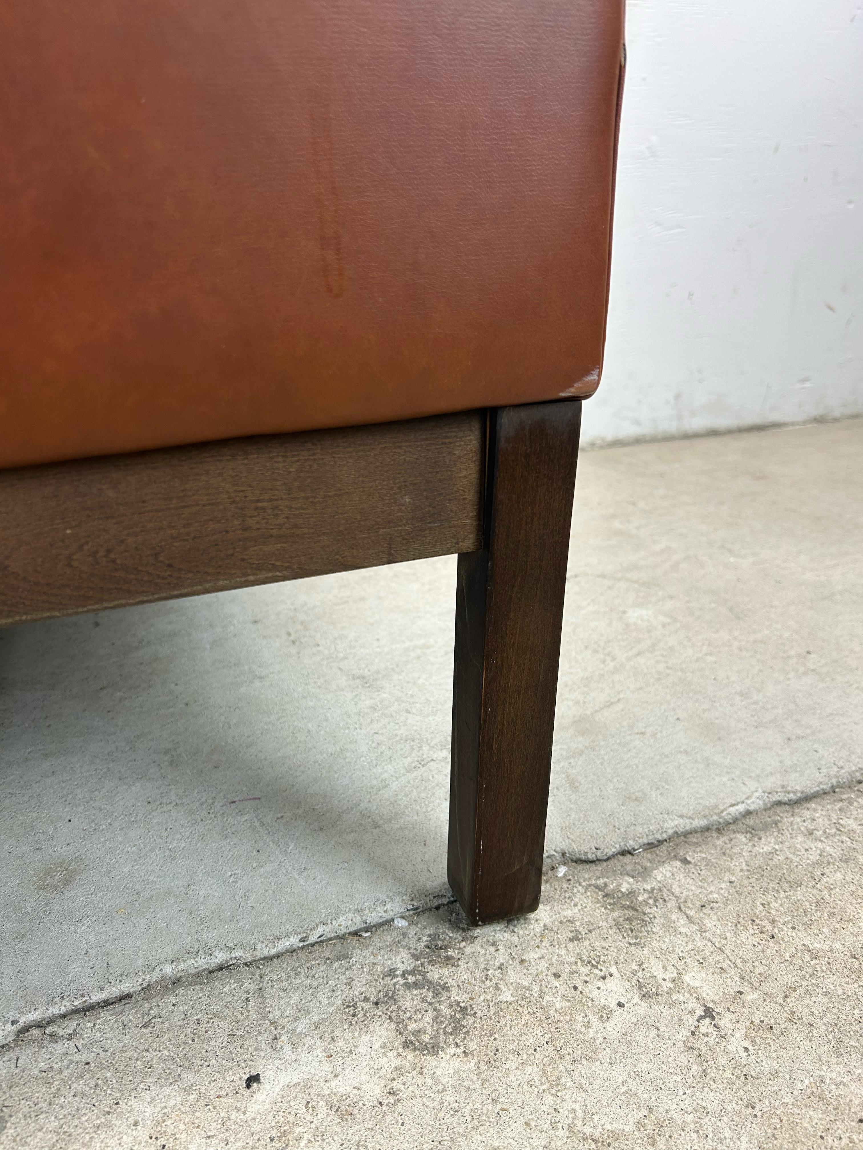 Noyer Chaise longue Brown de style The Moderns avec base en noyer en vente
