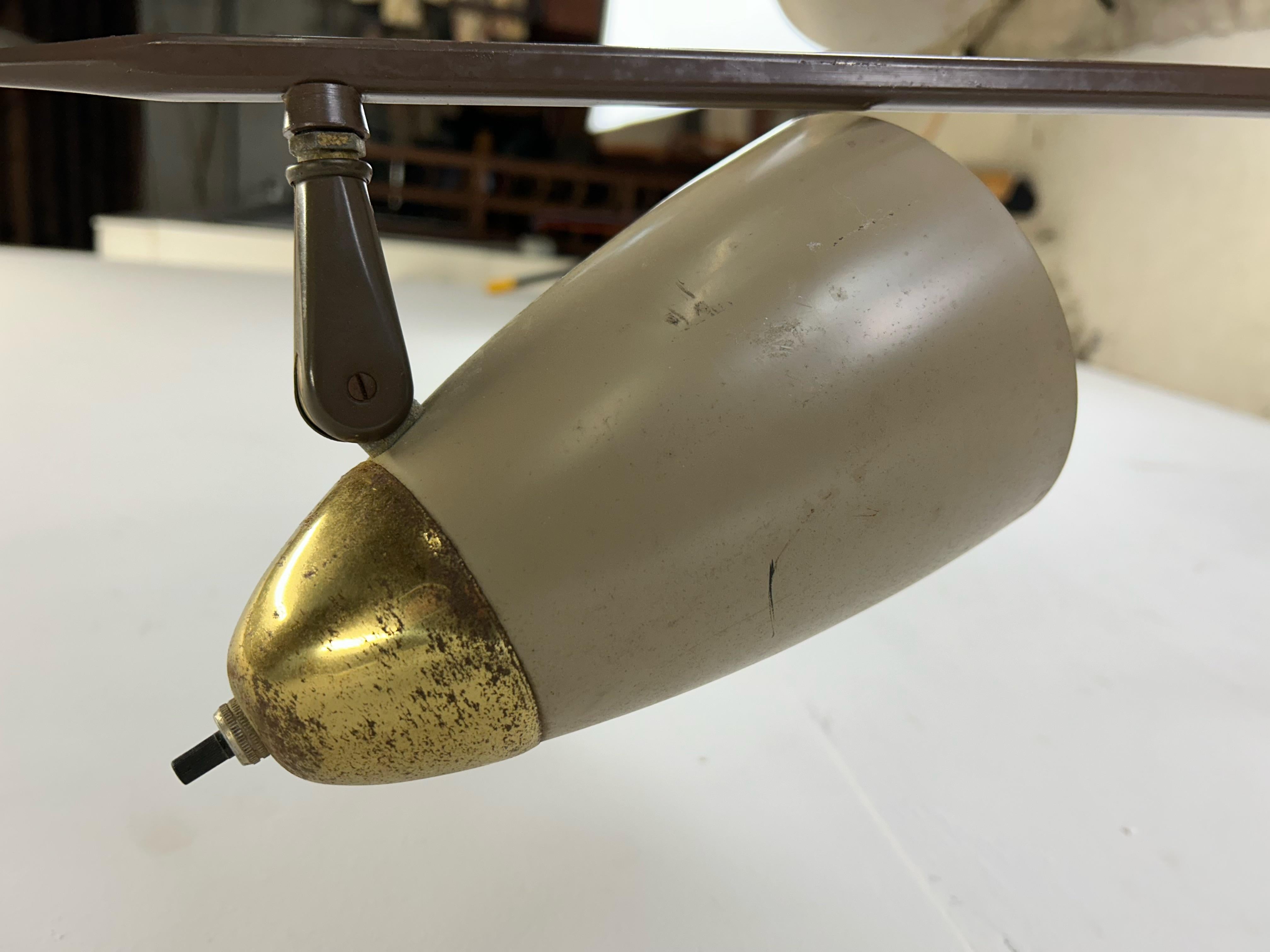 Mid Century Modern Brown Metall Stehlampe mit Messing Akzenten im Angebot 7