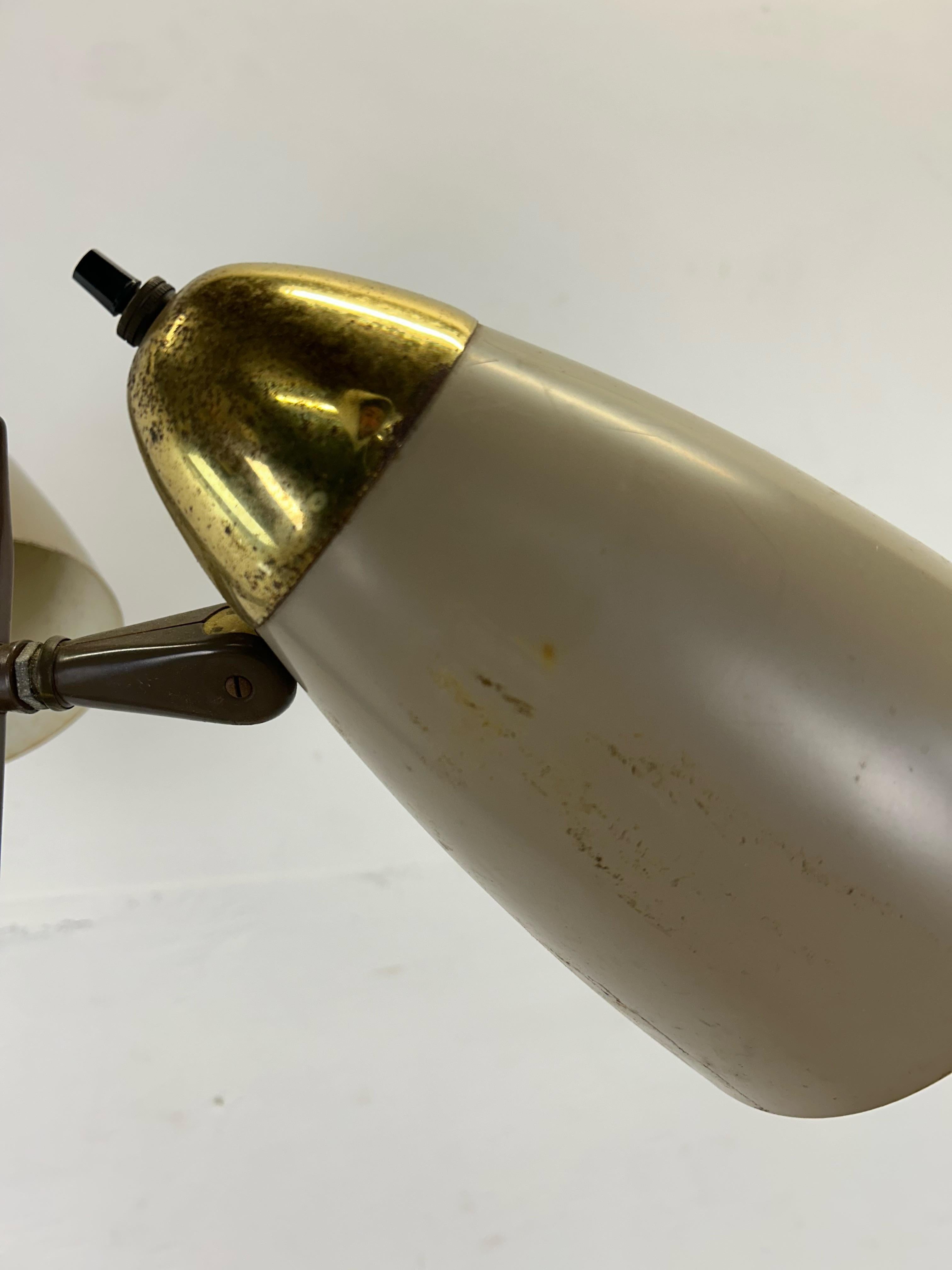Mid Century Modern Brown Metall Stehlampe mit Messing Akzenten im Angebot 9