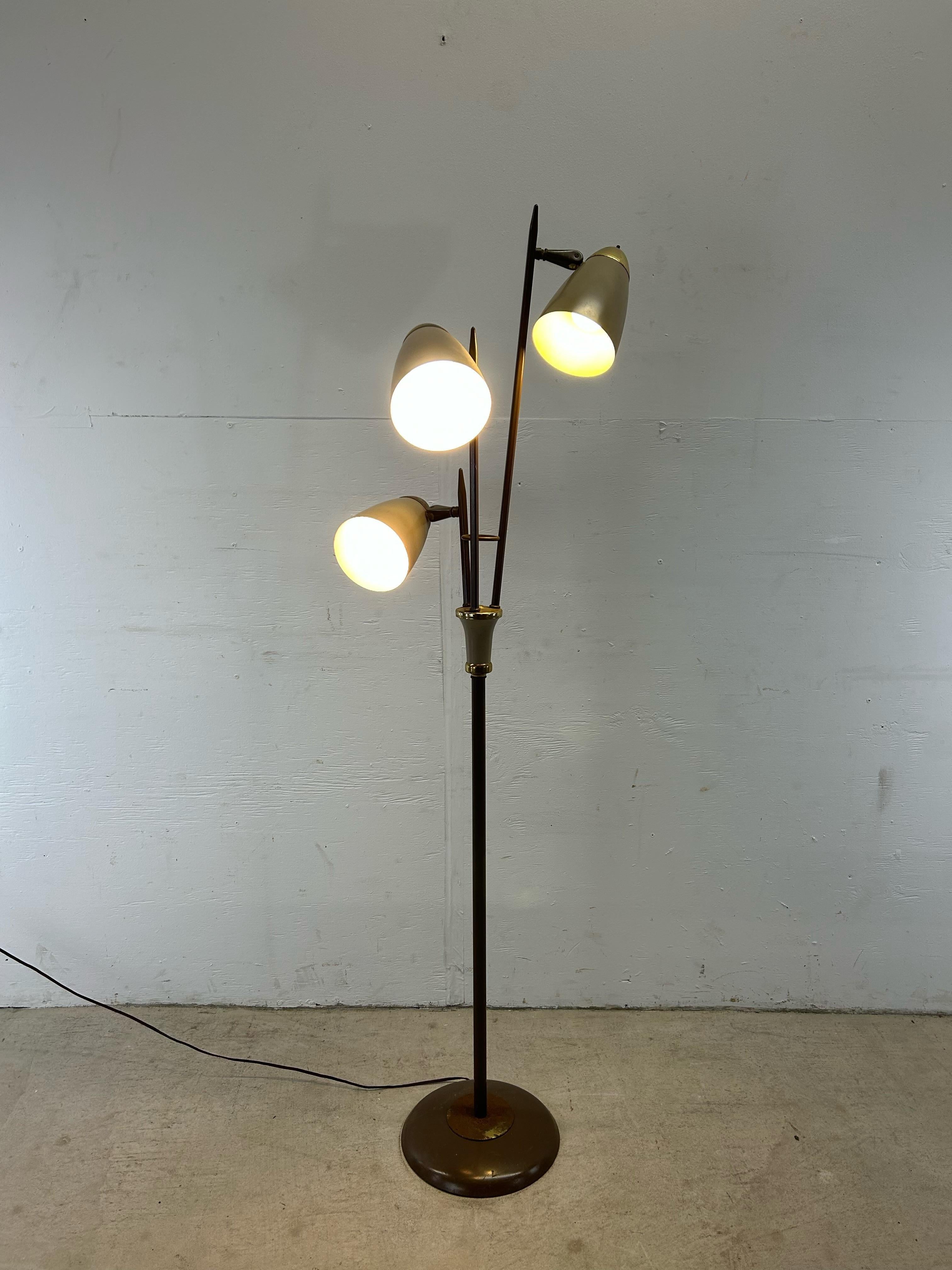 Mid-Century Modern Lampadaire en métal Brown Modern avec accents en laiton en vente