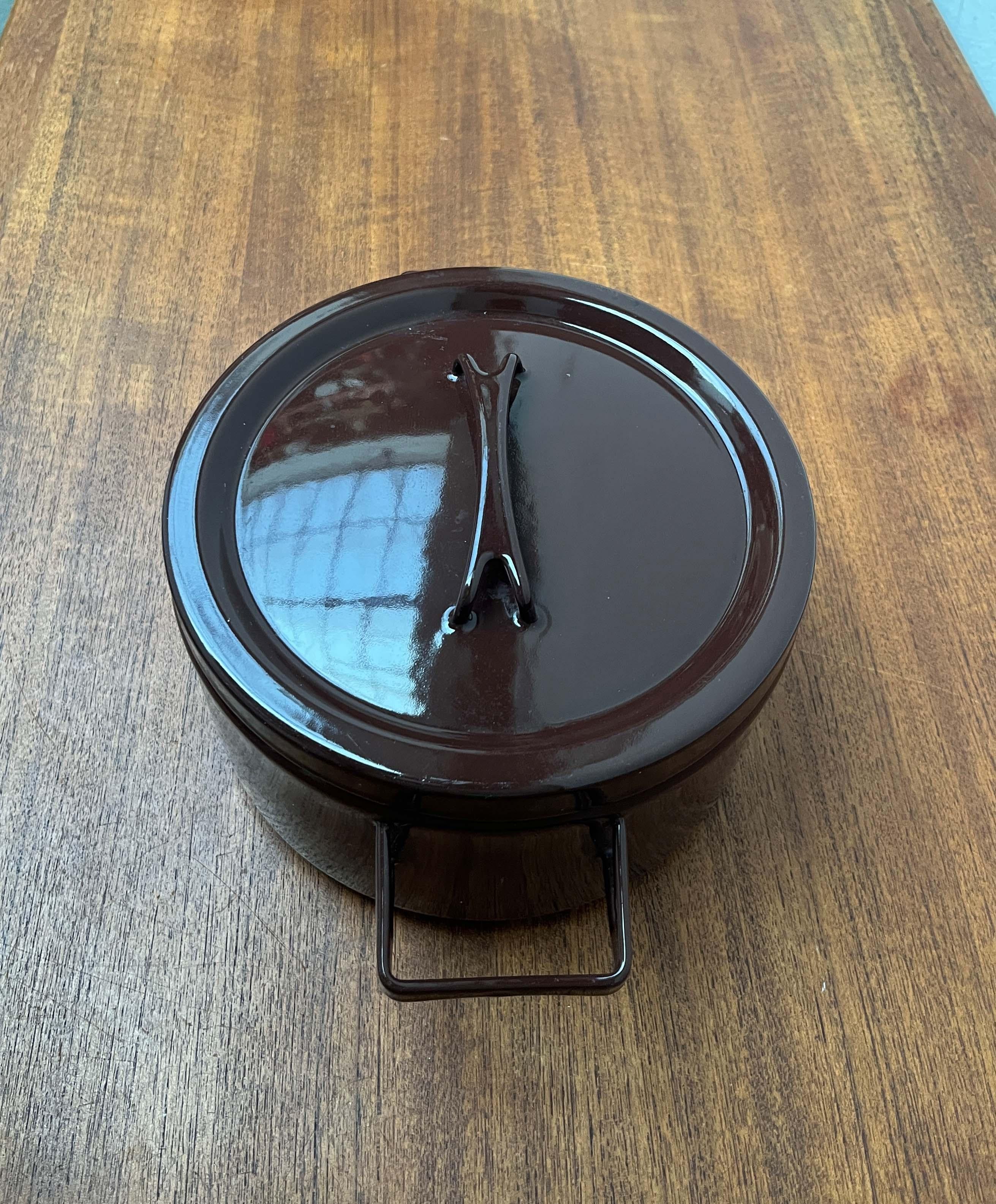 Mid-Century Modern Brown Minimalist Enamel Pot Seppo Mallat Finel Finland 1960s (Moderne der Mitte des Jahrhunderts) im Angebot