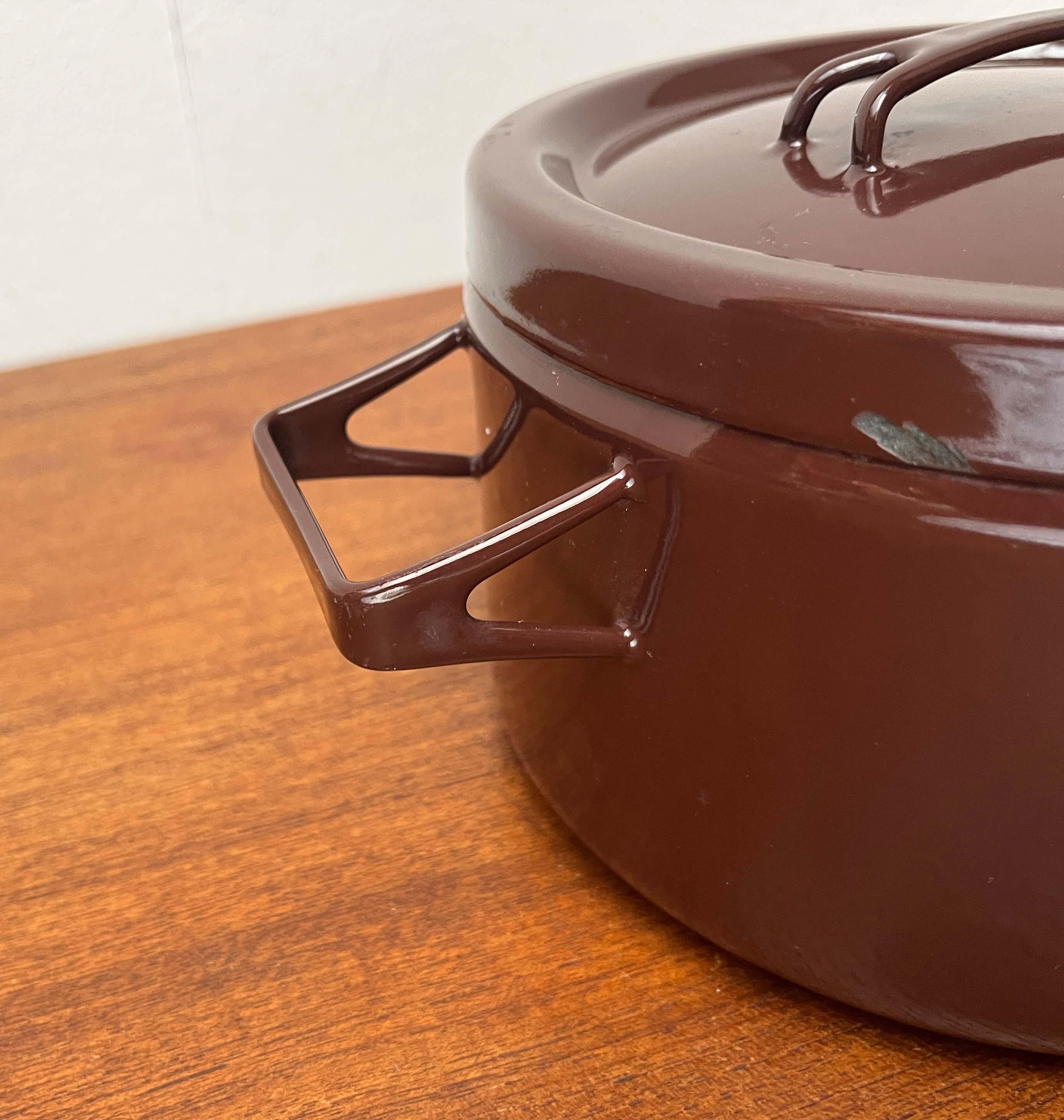 Mid-Century Modern Brown Minimalist Enamel Pot Seppo Mallat Finel Finland 1960s (Finnisch) im Angebot